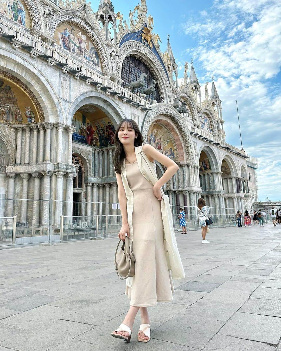 磯田 ひかる(Hikaru Isoda) さんのインスタグラム写真 - (磯田 ひかる(Hikaru Isoda) Instagram)「こんばんは🤍 週末も終わりですね😭  私はいま新婚旅行でイタリアにきております🇮🇹 イタリア3都市巡ってそのあとはパリに行く予定です🫶  1都市目は水の都ベネツィアに♥ 素敵な雰囲気と美味しいイタリアンに癒されました🍝  ベネチア1日目のコーデはワンピースとジレを合わせたよ！ サンダルにしたんだけど、石畳の街だと辛かった😭今日以降はスニーカーになりそう！  【着用アイテム】 Dress @dholic_official  Vest @rihoas_official  Shoes @bridget_birkin  Bag @polene_paris   ------------------------------ picaru：162cm / 骨格ウェーブ 1st ブライトスプリング 2nd ブライトサマー  大人可愛いスタイルアップコーデ ヘアメイクを合わせた トータルスタイリングを提案🤍  不定期にストーリーで ファッションお悩み相談募集中🥰 ------------------------------  他の投稿を見る→【@picaruuu】」6月25日 23時37分 - picaruuu