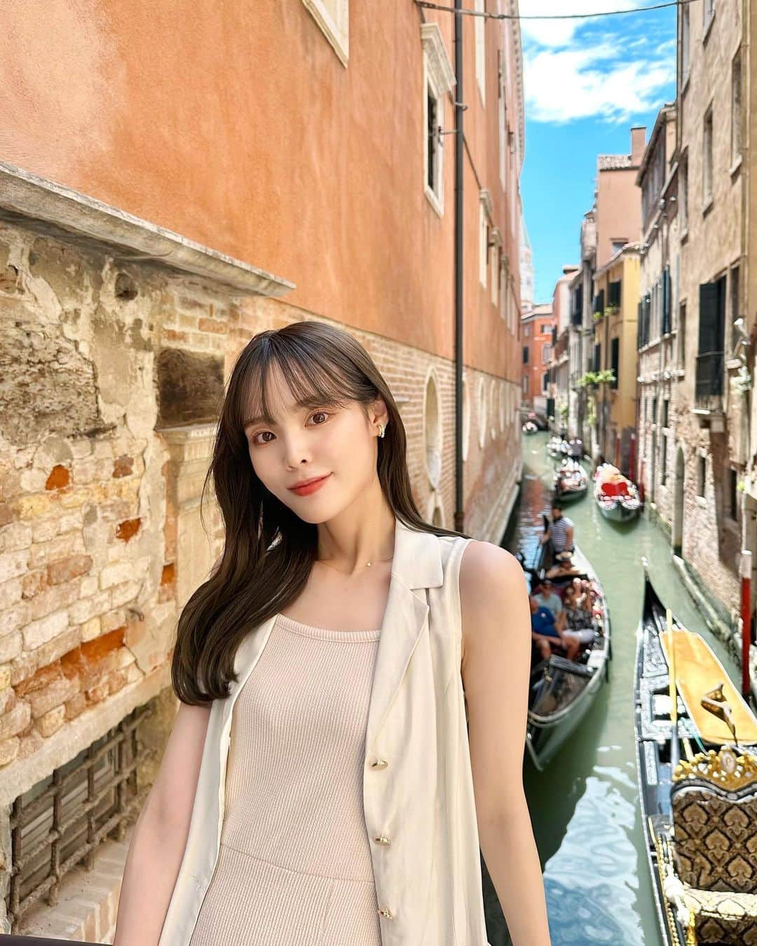 磯田 ひかる(Hikaru Isoda) のインスタグラム：「こんばんは🤍 週末も終わりですね😭  私はいま新婚旅行でイタリアにきております🇮🇹 イタリア3都市巡ってそのあとはパリに行く予定です🫶  1都市目は水の都ベネツィアに♥ 素敵な雰囲気と美味しいイタリアンに癒されました🍝  ベネチア1日目のコーデはワンピースとジレを合わせたよ！ サンダルにしたんだけど、石畳の街だと辛かった😭今日以降はスニーカーになりそう！  【着用アイテム】 Dress @dholic_official  Vest @rihoas_official  Shoes @bridget_birkin  Bag @polene_paris   ------------------------------ picaru：162cm / 骨格ウェーブ 1st ブライトスプリング 2nd ブライトサマー  大人可愛いスタイルアップコーデ ヘアメイクを合わせた トータルスタイリングを提案🤍  不定期にストーリーで ファッションお悩み相談募集中🥰 ------------------------------  他の投稿を見る→【@picaruuu】」
