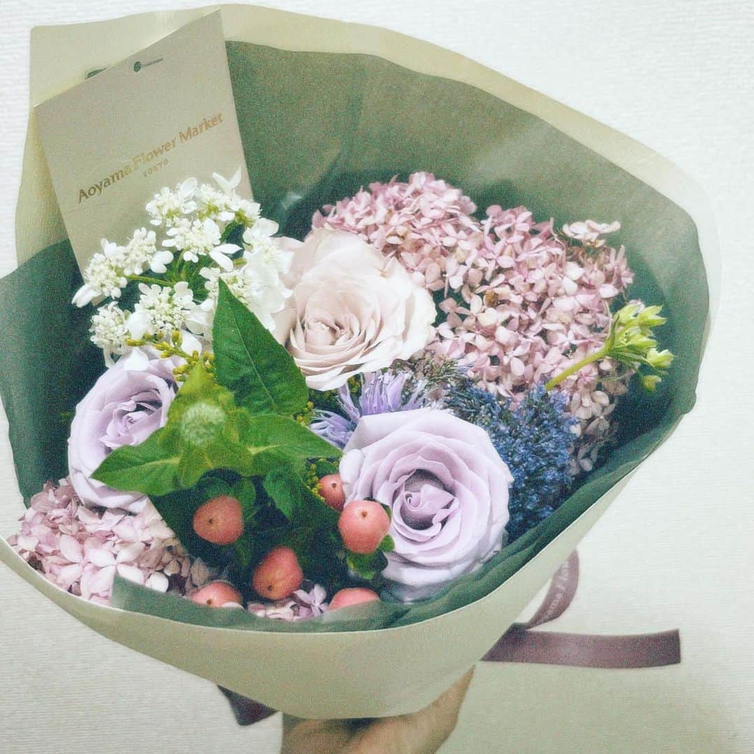 塩野響子のインスタグラム：「⠀センス良すぎてやばい可愛すぎる花束💐💕 ⠀ ⠀ #紫陽花 #薔薇 #花束 #くすみカラー」