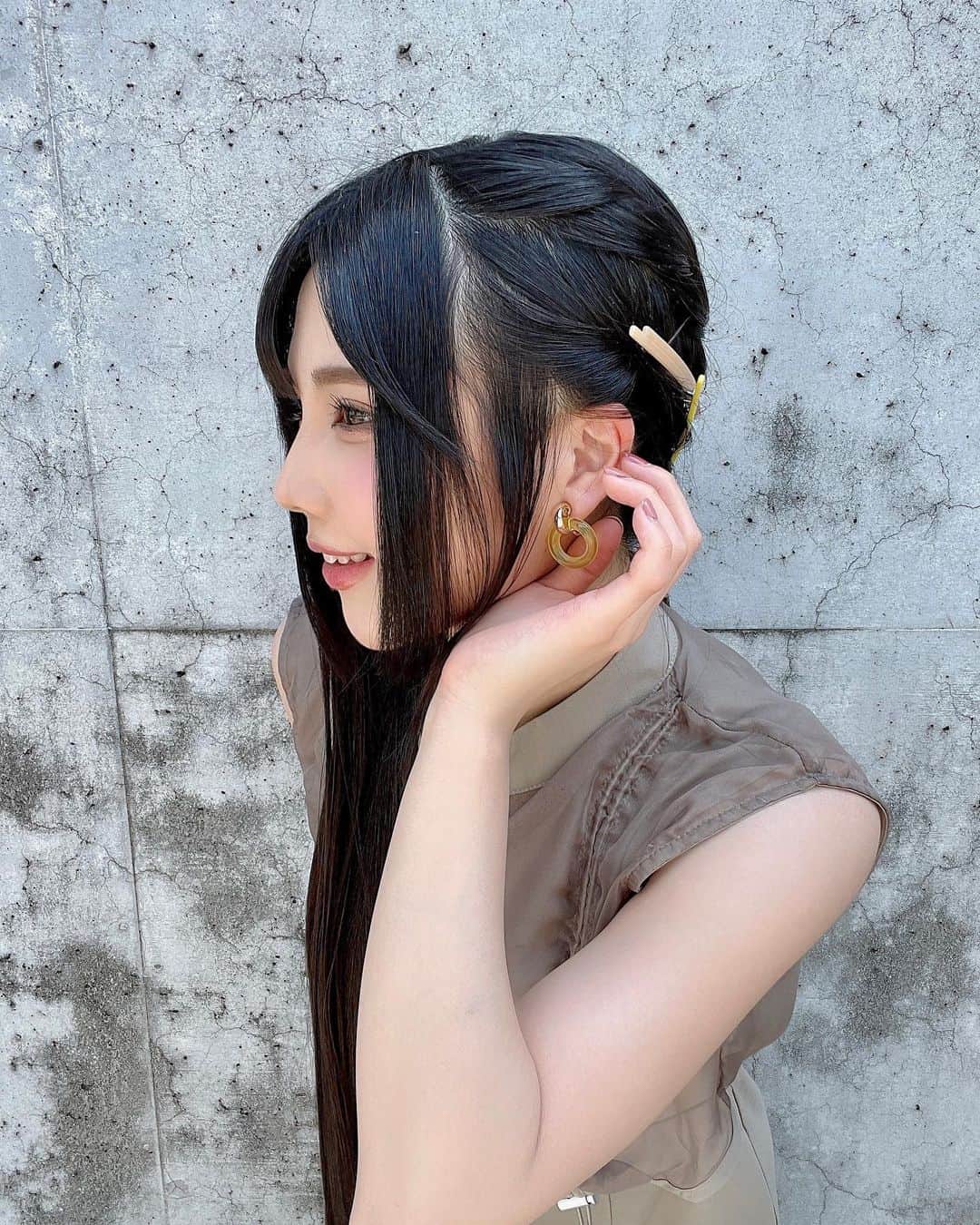 のインスタグラム：「.  c/wでは約4年半ぶりのチームS楽曲っ🎶 【 愛してるって言われたことがない 】 今のチームSで楽曲を頂けたことも すごくうれしいなぁ✧︎*｡  みんなすごく可愛いので たくさん見て下さいね💛💛💛 感想まってますっ🌻♡  #ske48 #idol #チームs #mv  #愛してるって言われたことがない  #ロングヘア #黒髪」