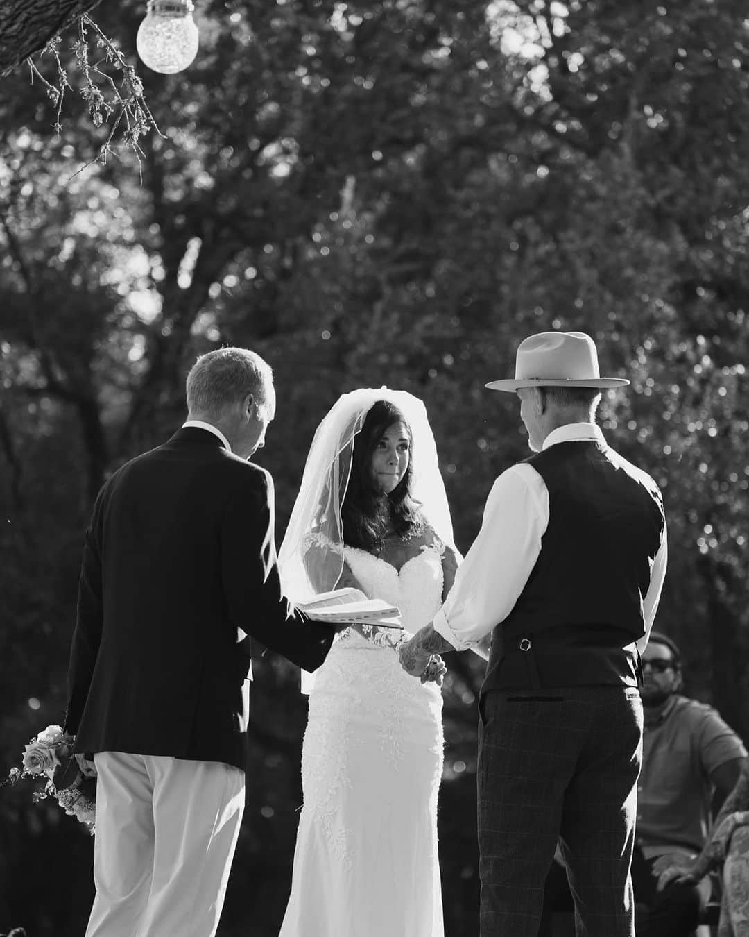 ウエストコーストチョッパーズのインスタグラム：「On this day last year we got married.   You looked amazingly beautiful ( I had Covid🥴)  In the last 12 months we’ve had some ups and downs.  Our marriage and love bent but never broke.   Putting our hearts on the line and seeking help from @macrichardatx 🙏🏻  What we have is so strong and real.  Now one year later, on the exact same day.   We’re in the hospital bringing our son “Bishop James” in to the world.  June Twenty Fifth.  I love you @officialbonnierotten   #jessejames」