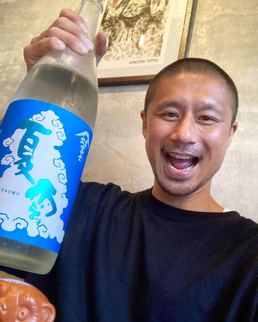 坪井慶介のインスタグラム：「ちょっと前に藤沢辻堂で日本酒🍶  今回は地酒ないけど、どれも良い酒でした👍 いろいろな土地のお酒を呑める幸せ感じました🌚🙏 出雲→広島→福井  自撮りで若干ブレてます！！ インカメむずいぜ！！  #日本酒🍶  #ニホンシュボイ  #日本酒で乾杯  #カンパイケイスケ  #日本酒旅 行ったつもり #ツモリケイスケ  #富士酒造  #出雲富士夏雲  #金光酒造  #賀茂金秀  #三宅彦右衛門酒造  #早瀬浦すずみさけ  #自撮りおじさん  #ジドリケイスケ」