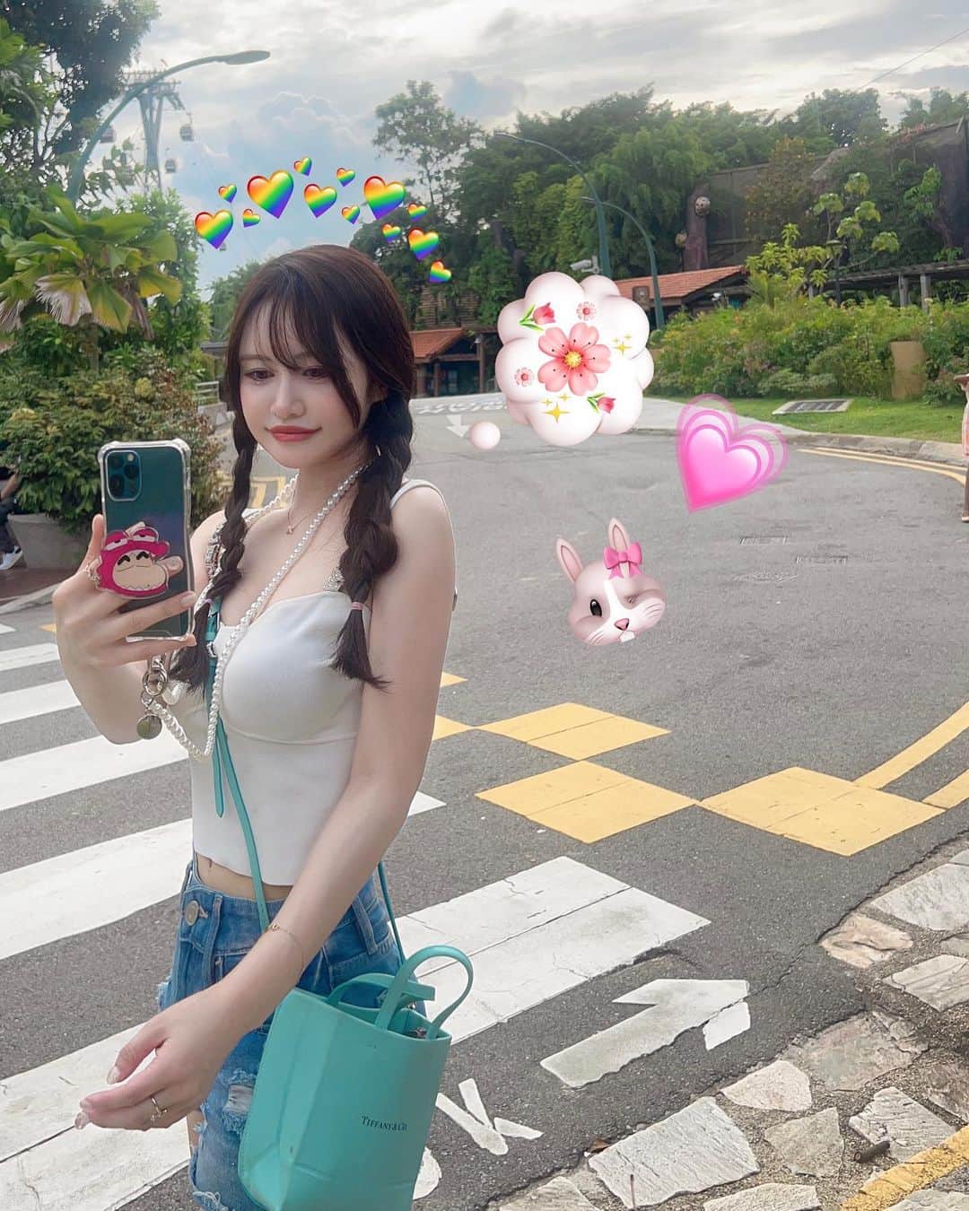餃子のりさちゃんのインスタグラム：「べつに、クレヨンしんちゃんすきじゃない。へへへ  🐰💗💭  #アイフォンケース  #アイフォンカバー  #他撮り #道端 #ワンホン」
