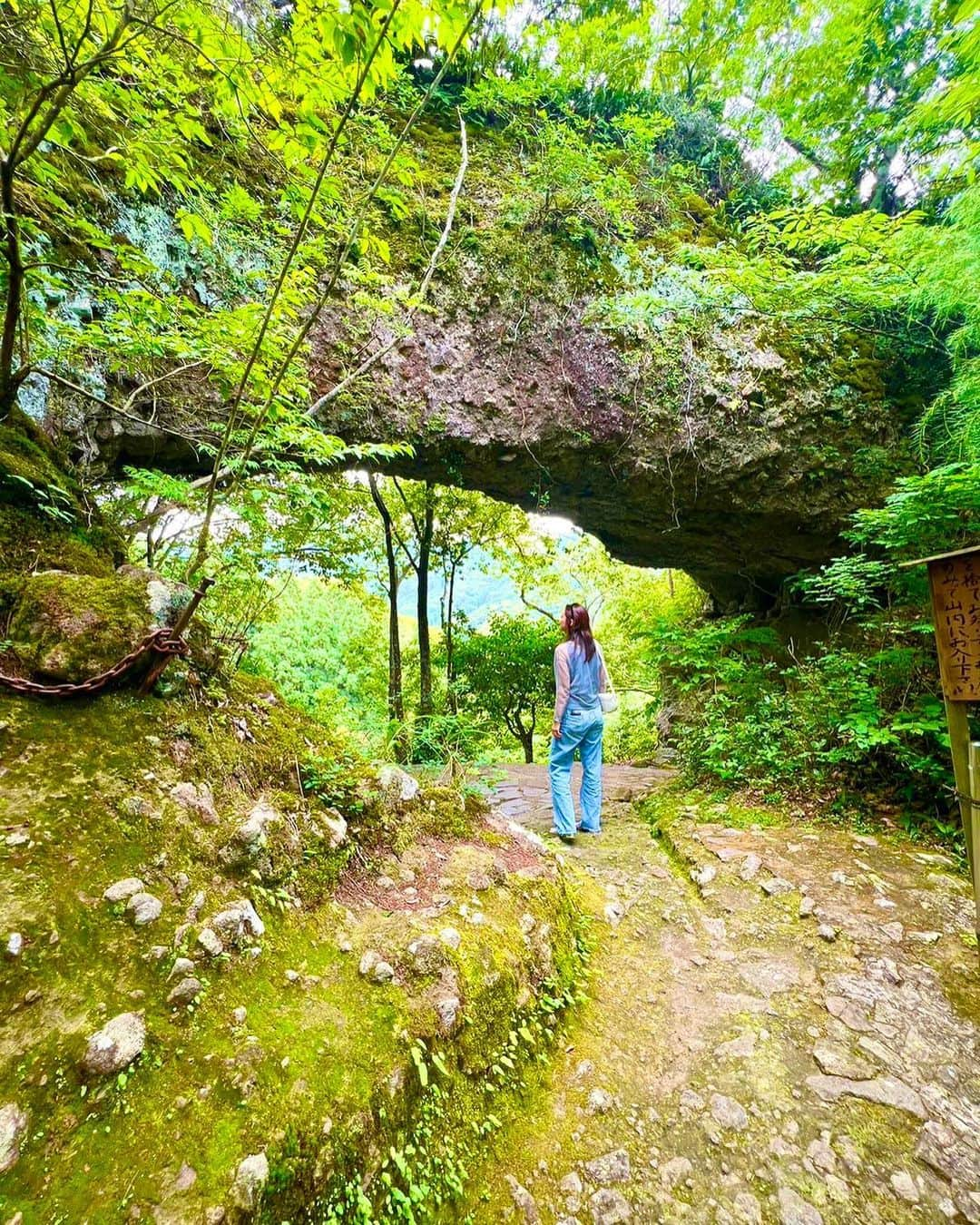 中川聴乃のインスタグラム：「今回大分県中津市へ行ってきました✨ 別府や湯布院にはたまに旅行にいきますが、中津市は今回初めてでした☺️  神秘的な場所が印象的でしたね。 特に『羅漢寺』は心が現れます。 自然と一体化できる場所🌳  最後の時期にはなりましたが、ホタルも少し見ることが出来ましたょ💡  また一つ、大切な場所が増えました🕊️  #歴史をたどる旅  #大分県中津市 #羅漢寺 #自然デトックス #自然に癒される  #神秘的な場所」