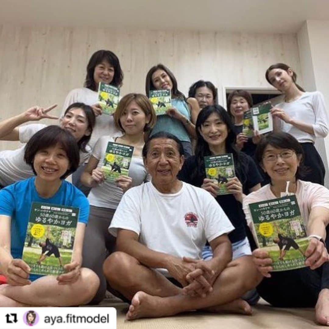 Ken Harakumaさんのインスタグラム写真 - (Ken HarakumaInstagram)「#Repost @aya.fitmodel with @use.repost ・・・ 昨日は @kenharakuma  ケンハラクマ先生のセミナーを受けてきました @yogastudiolpy @international_yoga_center   ケンハラクマ先生と言えば、日本にヨガを広めたヨガの第一人者  昔ヨガ習いたいと思ったけどダメって言われて、ヨガのDVDや本を買って練習していた時があって、その時ケンハラクマ先生のも買っていました  購入履歴見たら、２０１０年に「きれいになるヨガ」っていうケンハラクマ先生監修で吉川めいさん出演のDVD付きのムック本を購入していた  他にも数種類購入  １０年以上前に、東京にいたらケンハラクマ先生のレッスン受けれるのかなぁとか思ったり、そもそも習い事させて貰えないしといじけていた私でもケン先生のセミナーを受ける事ができるようになっていた  「１０年前に予想していた姿が今の自分」っていう文を本で見つけたんだけど、今の自分の姿を１０年前は夢見ていたんだと思う  確かにあの時出来なかった事の多くを今普通にやっている  え、本当にやってる😂  大きな事（住む場所とか仕事とか）から細かい事（美容室に行く回数とか）まで理想としていた自分かも  理想を現実にする力は誰にでもあるはず  それにしても、私すごいわぁーー💖  １０年後の私は‥💕😍  #ヨガ#札幌ヨガ#アシュタンガヨガ#セミナー#美容好き#japanesewoman#yoga#sapporo#diet」6月25日 23時39分 - kenharakuma