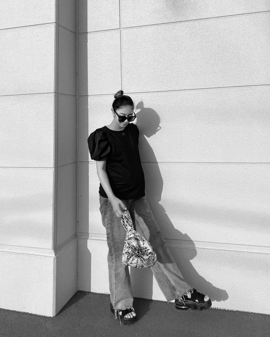 佐藤あずみさんのインスタグラム写真 - (佐藤あずみInstagram)「𝖼𝗈𝗈𝗋𝖽𝗂𝗇𝖺𝗍𝖾🖤🤍🖤 臨月コーデ！  #私服 #コーデ #コーディネート #ファッション #japan #japanesegirl #maternity #maternityfashion #マタニティコーデ #妊娠10ヶ月 #マタニティデニム #臨月 #臨月コーデ」6月25日 23時39分 - azumisato0330
