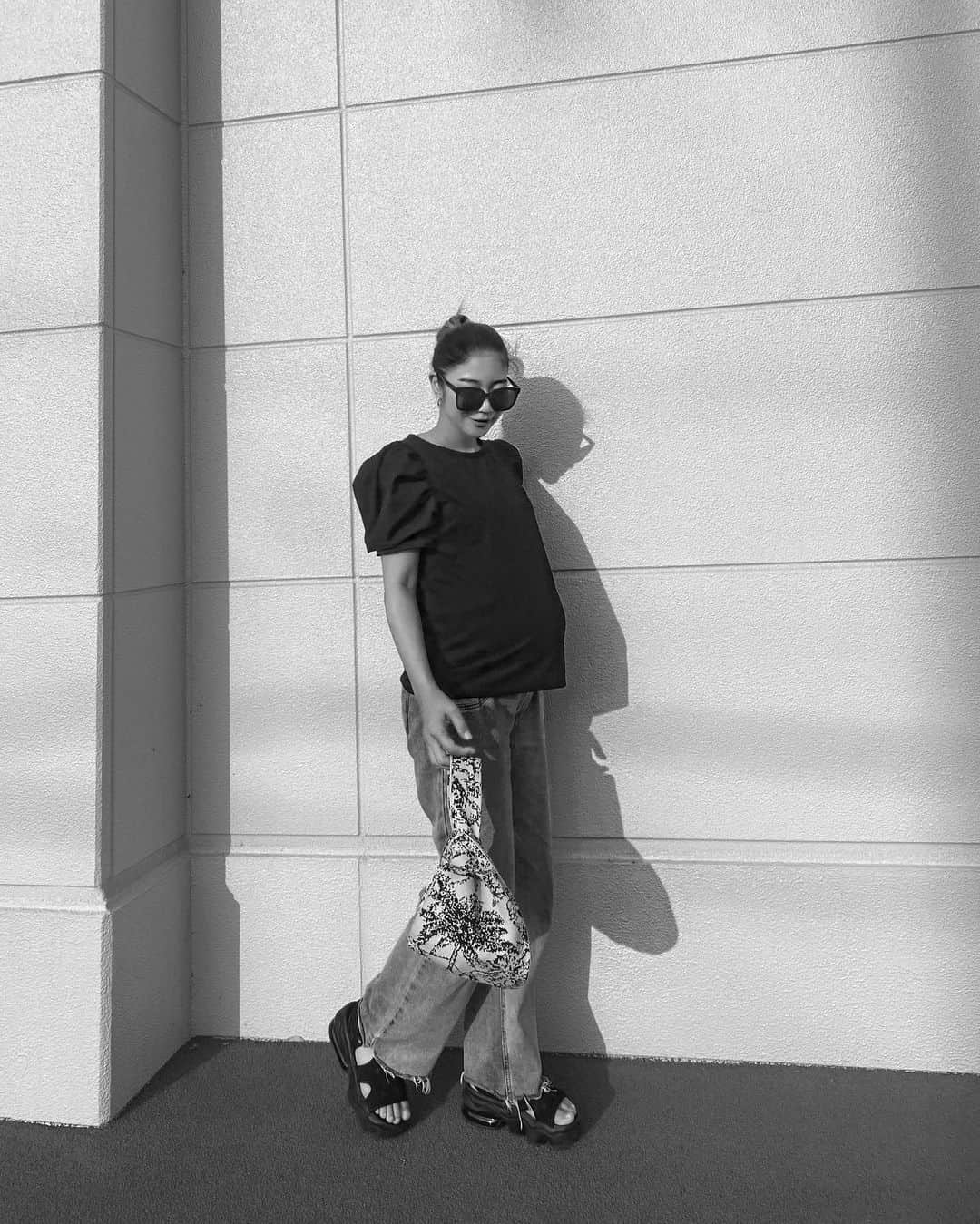 佐藤あずみさんのインスタグラム写真 - (佐藤あずみInstagram)「𝖼𝗈𝗈𝗋𝖽𝗂𝗇𝖺𝗍𝖾🖤🤍🖤 臨月コーデ！  #私服 #コーデ #コーディネート #ファッション #japan #japanesegirl #maternity #maternityfashion #マタニティコーデ #妊娠10ヶ月 #マタニティデニム #臨月 #臨月コーデ」6月25日 23時39分 - azumisato0330