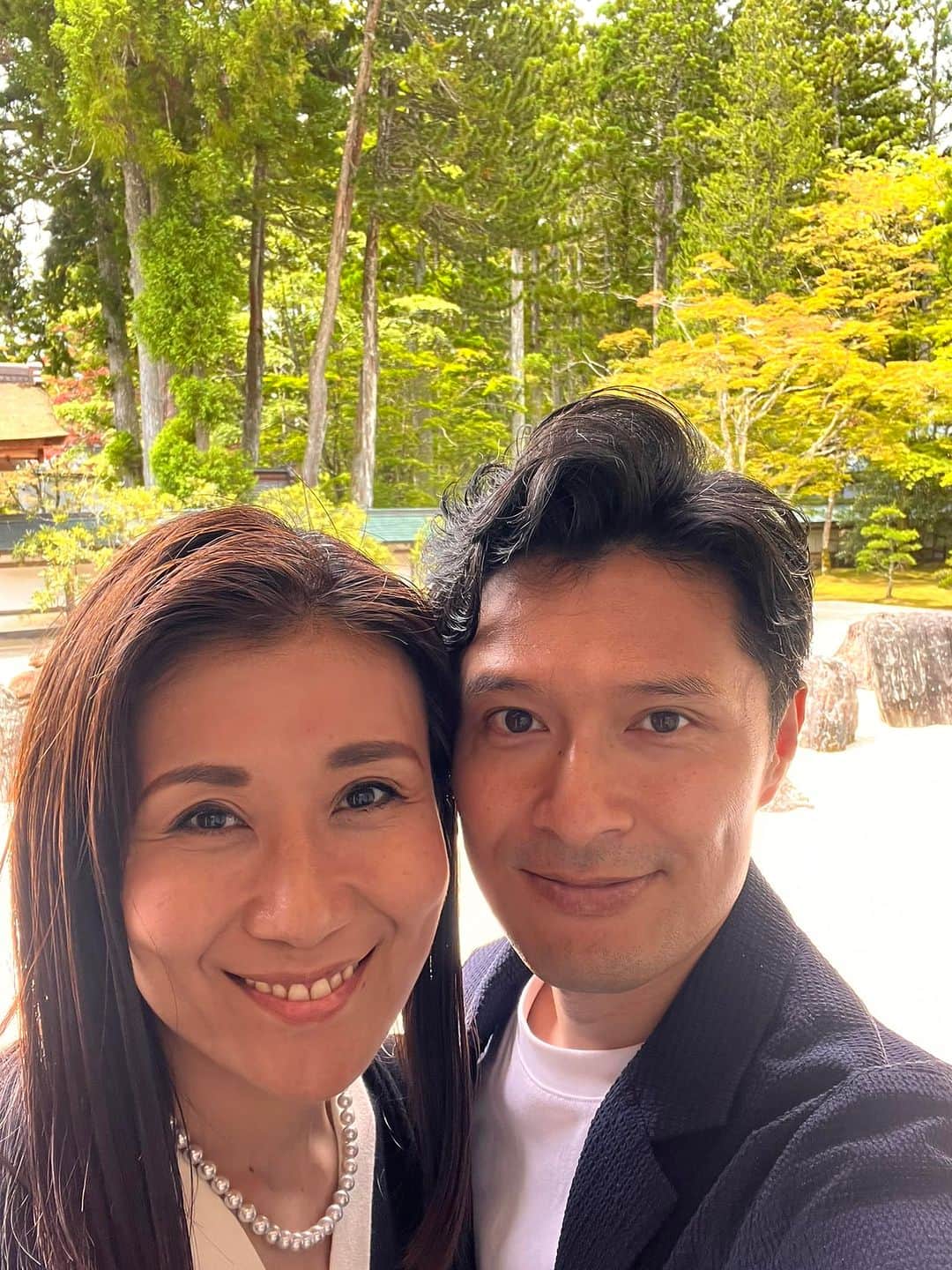 橋本昌彦のインスタグラム：「惜しみない愛で包んでくれたこの星に 精一杯の恩返しをしてかえりたいと思います  高野山金剛峯寺奥殿での上映のナレーションを聞きながらお庭を眺めていると  岩や木々たちが 優しく語りかけてくれます  ※本当はここからしか眺められない景色を届けたいのですが特別室は非公開のため残念🙏😌」