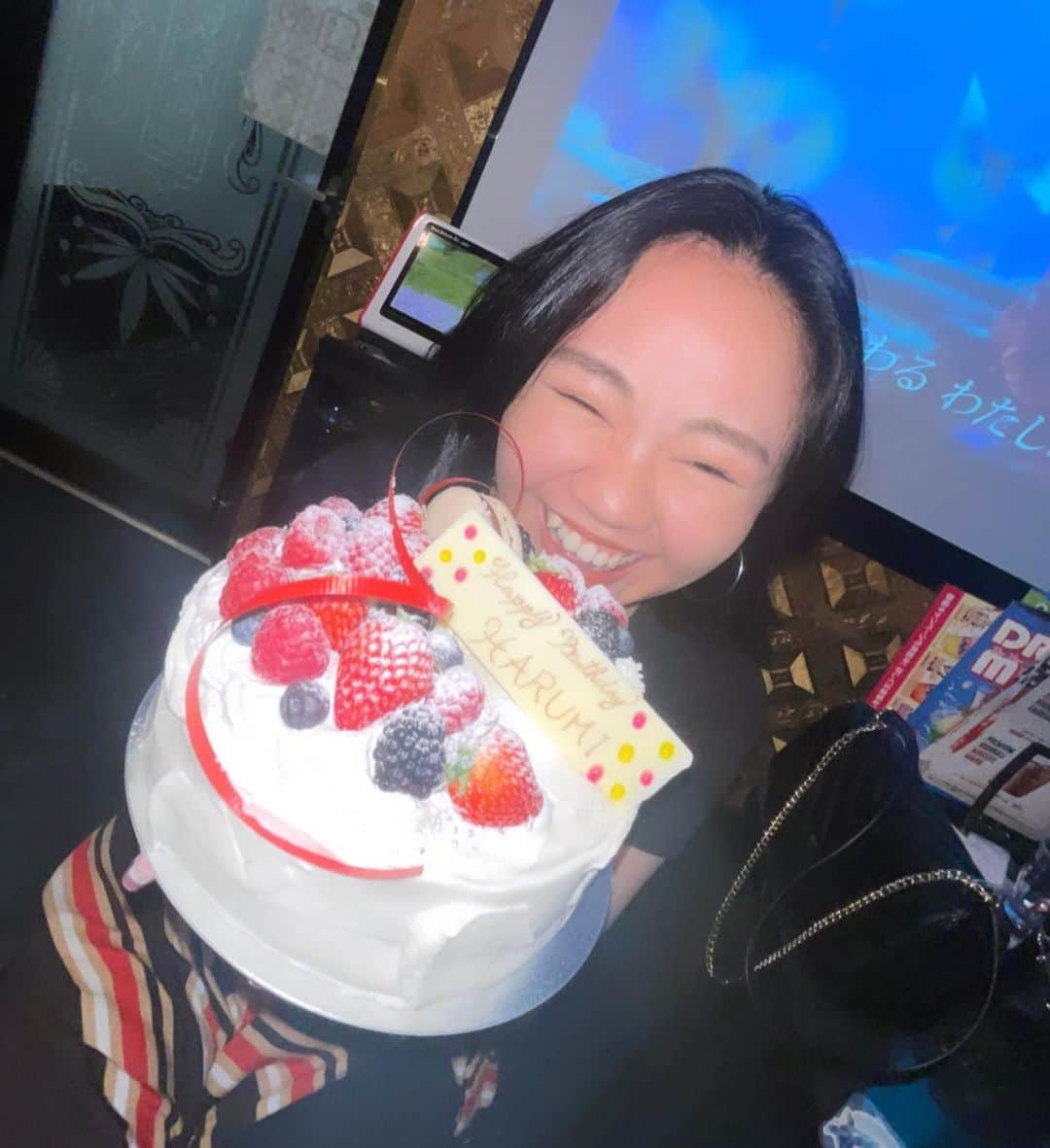 遥海さんのインスタグラム写真 - (遥海Instagram)「そして！ 大好きな人たちにお祝いをしてもらっちゃった🥹 @akkun_tmh  @misaka_saki  @miiinya1107  @maruridayo   ケーキも食べれた！嬉しい🥹❤️  荷造りで終わる一日だと思ってたけど 素晴らしいスタートでした🕺  誕生日のうちに載せる！💃🌉」6月25日 23時51分 - thisis_harumi