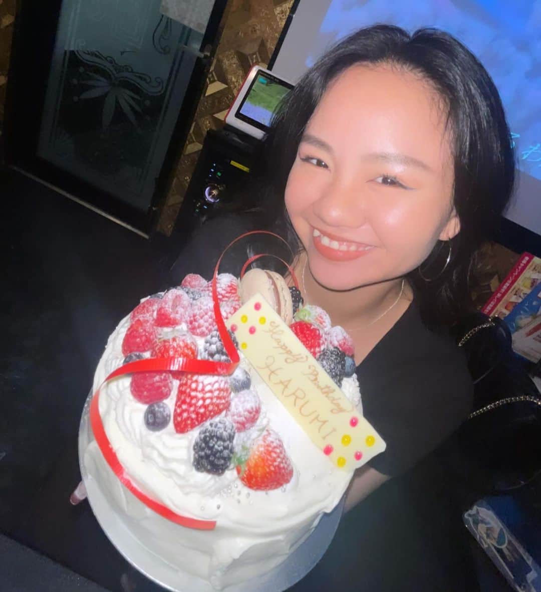 遥海のインスタグラム：「そして！ 大好きな人たちにお祝いをしてもらっちゃった🥹 @akkun_tmh  @misaka_saki  @miiinya1107  @maruridayo   ケーキも食べれた！嬉しい🥹❤️  荷造りで終わる一日だと思ってたけど 素晴らしいスタートでした🕺  誕生日のうちに載せる！💃🌉」
