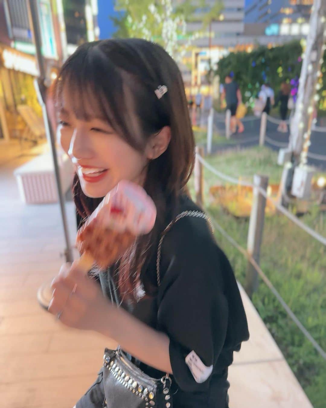 坂田心咲のインスタグラム：「. あーげないっ🤭‪‪💗笑  #NMB48 #坂田心咲 #アイドル #05 #jk #ljk #melotte #ロマンティックローズ #クロッフル #ヘアクリップ #ヘアクリップアレンジ #夜カフェ」