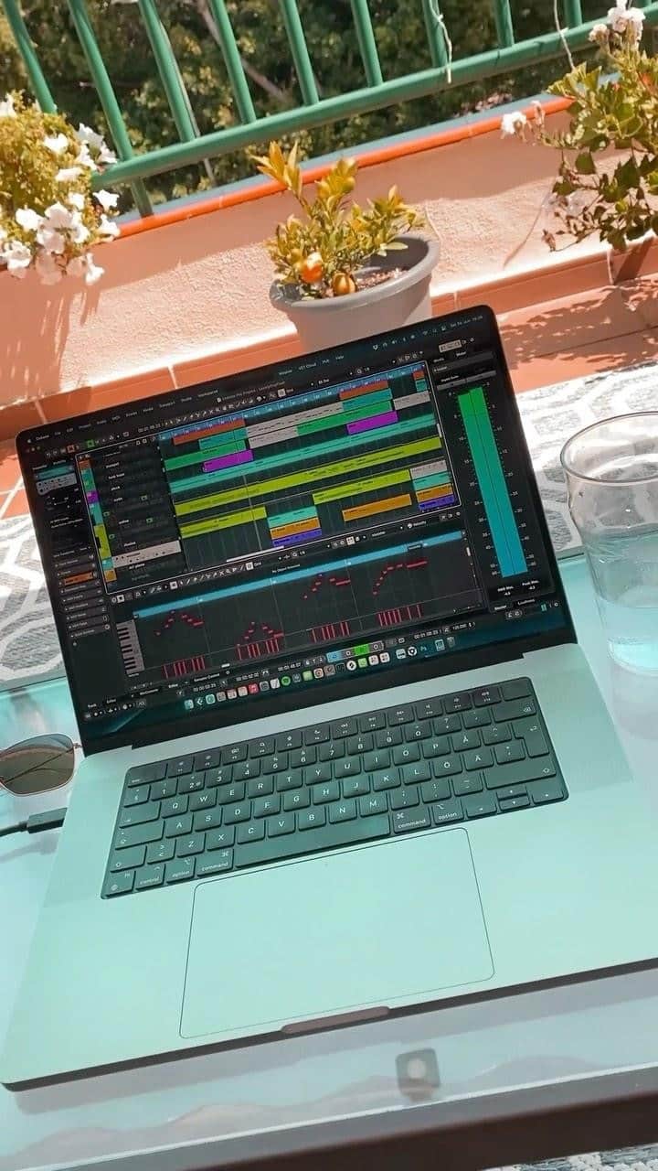 シン・コールのインスタグラム：「New song next Friday 30.06! Know who’s singing the vocals? 😉🌴🏖️ #lovelyday #electrohouse #funkyhouse #billwithers #benalmadena #spain #ibiza」