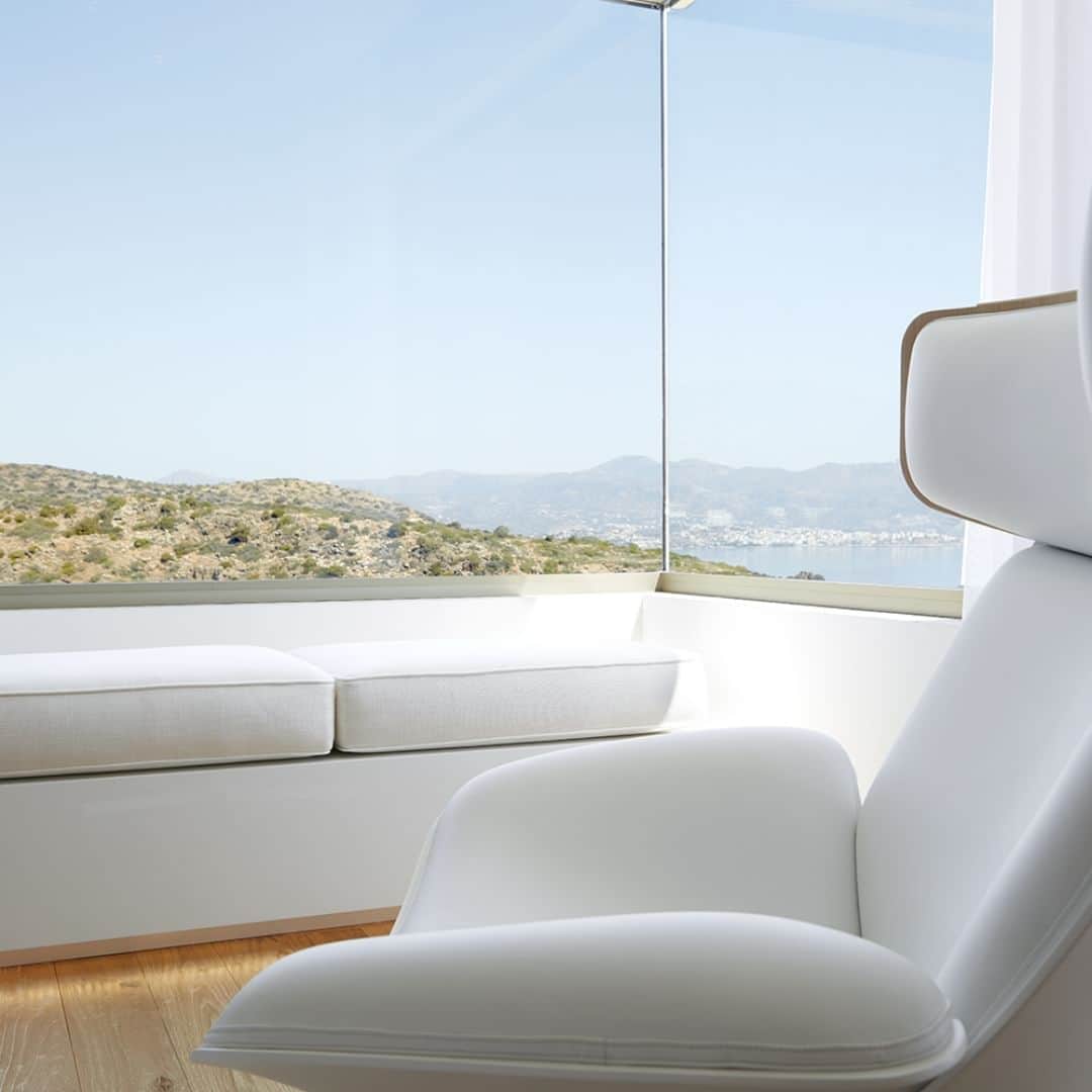 B&B Italiaのインスタグラム：「Be captivated by the serene atmosphere of Daios Cove Spa's Maison, meticulously furnished with the renowned creations of B&B Italia.  @doshilevien @deloudis_  #bebitalia #design #Crete #Greece」
