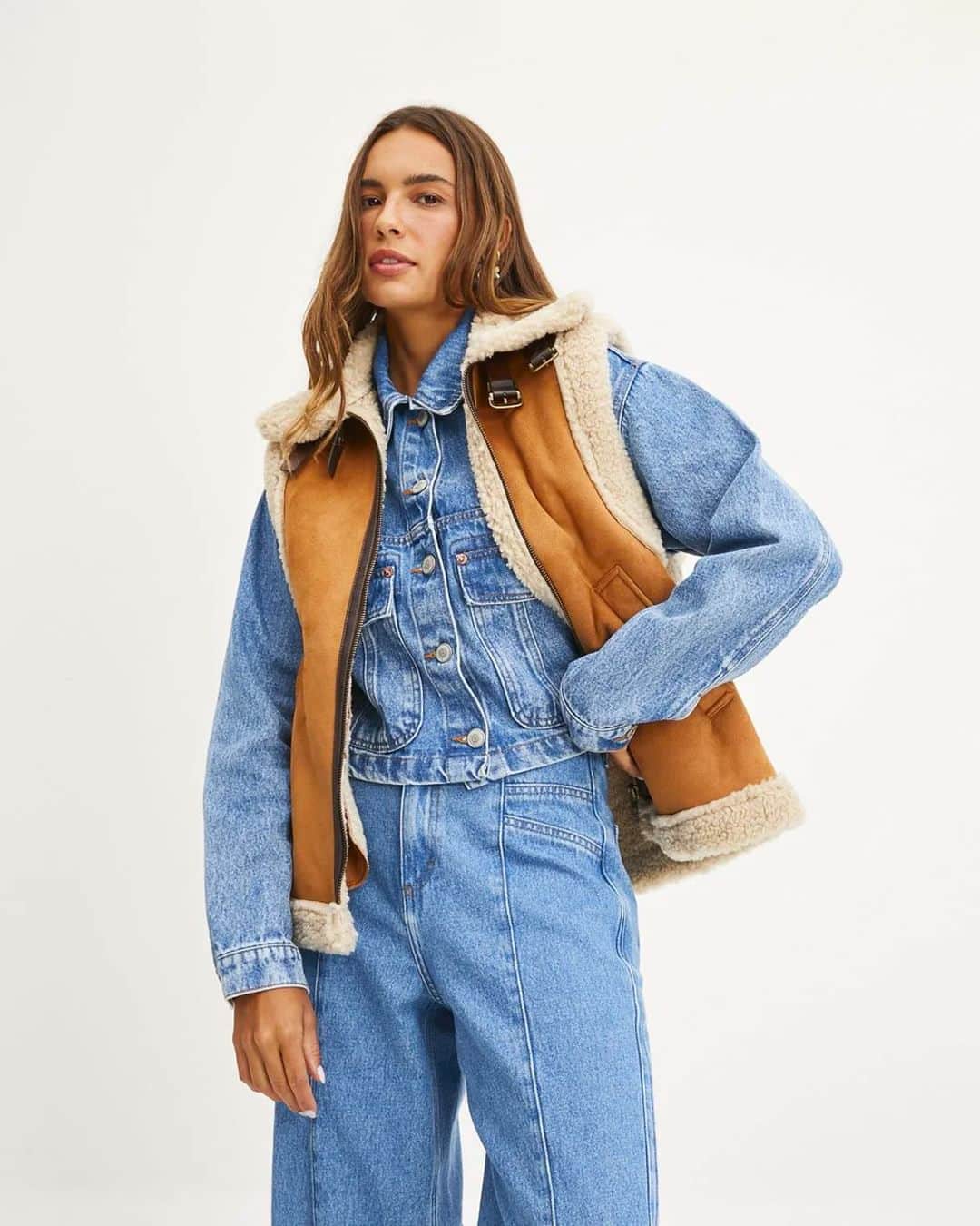 ロジャス・レナーのインスタグラム：「Domingo é dia de preparar os looks da semana! E nada melhor do que peças cheias de estilo, textura e sobreposição. Passe para o lado e se inspire nos visuais de inverno. Garanta seus favoritos agora mesmo clicando na imagem. #modafeminina #looksfemininos​  colete alongado 795052989 | calça wide leg 807659480 | jaqueta cropped 807653483 | bota tratorada 787256172」