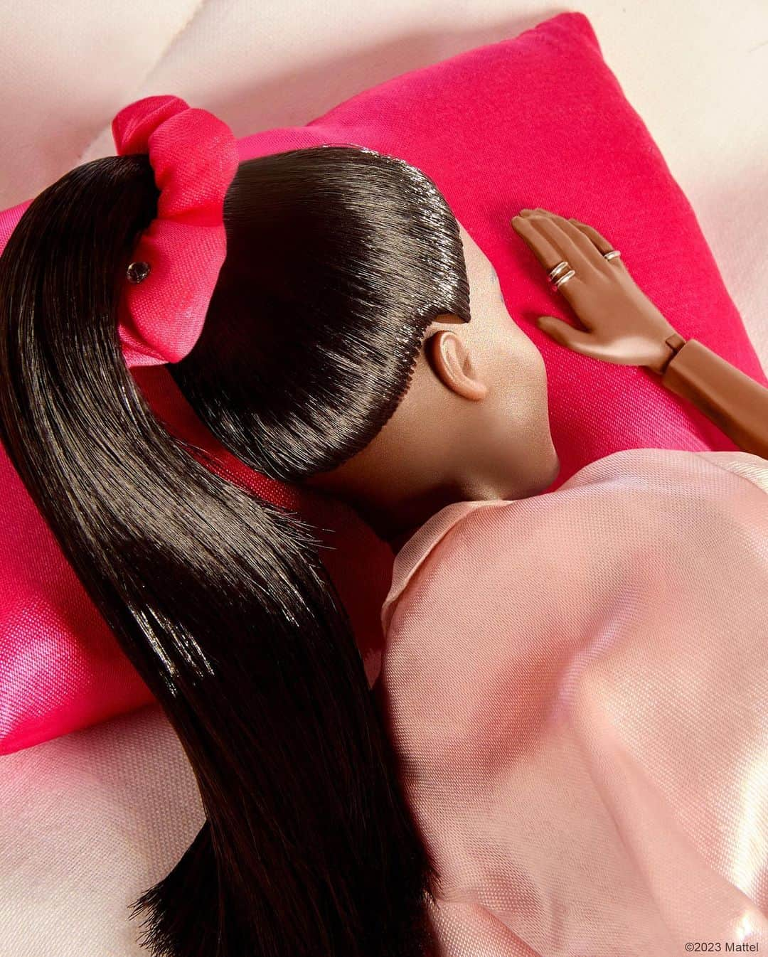 バービーさんのインスタグラム写真 - (バービーInstagram)「Serving #Barbiecore from morning to night. ✨ Don’t sleep on the Barbie x @mykitsch collection, featuring fun & functional hair care essentials. Link in bio to shop! 🎀 #BarbieTheMovie #barbie #barbiestyle⁠」6月26日 0時02分 - barbiestyle