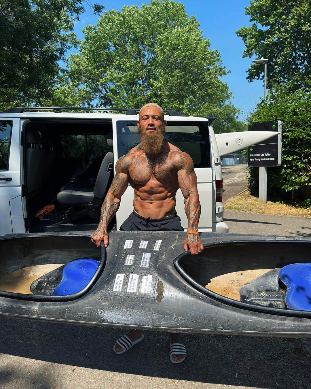 アシュリー・ケインのインスタグラム：「Back in the trenches this morning 💪🏾  The recipe for 24 hour endurance, or 100 - 1000 mile fitness is simply relentless, monotonous, tenacious, hard working, savagery!  Aches don’t matter, pains don’t matter, emotions don’t matter… Showing up and getting shit done no matter how you’re feeling is the only thing that does.   Hope everyone’s had a great weekend doing things that are hard and getting better as a result of it!   𝗟𝗘𝗧𝗦 𝗚𝗢 𝗖𝗛𝗔𝗠𝗣 🦁」