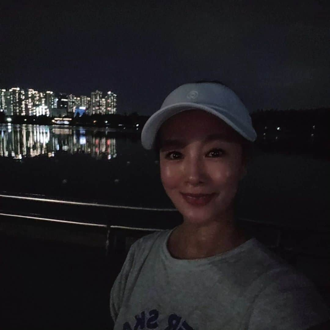 キム・ウォニのインスタグラム：「동네자매님들과🏃‍♀️🏃  #14000보  #10km #2시간15분 #700kcal 소비 #뛰다가 걷다가 놀다가~ #땀의결실 좀💦 #동네아무데나막돌기 #살까기대회 #👙」