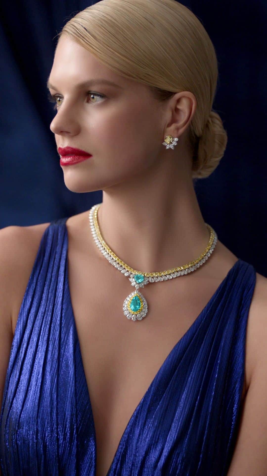 ハリー・ウィンストンのインスタグラム：「As mesmerizing as its regal inspiration, the Maharani Necklace spotlights a hypnotic Paraiba centerpiece enhanced by a double strand of yellow and white diamonds. Discover jewels fit for royalty—link in bio. #HarryWinston #WinstonHighJewelry」