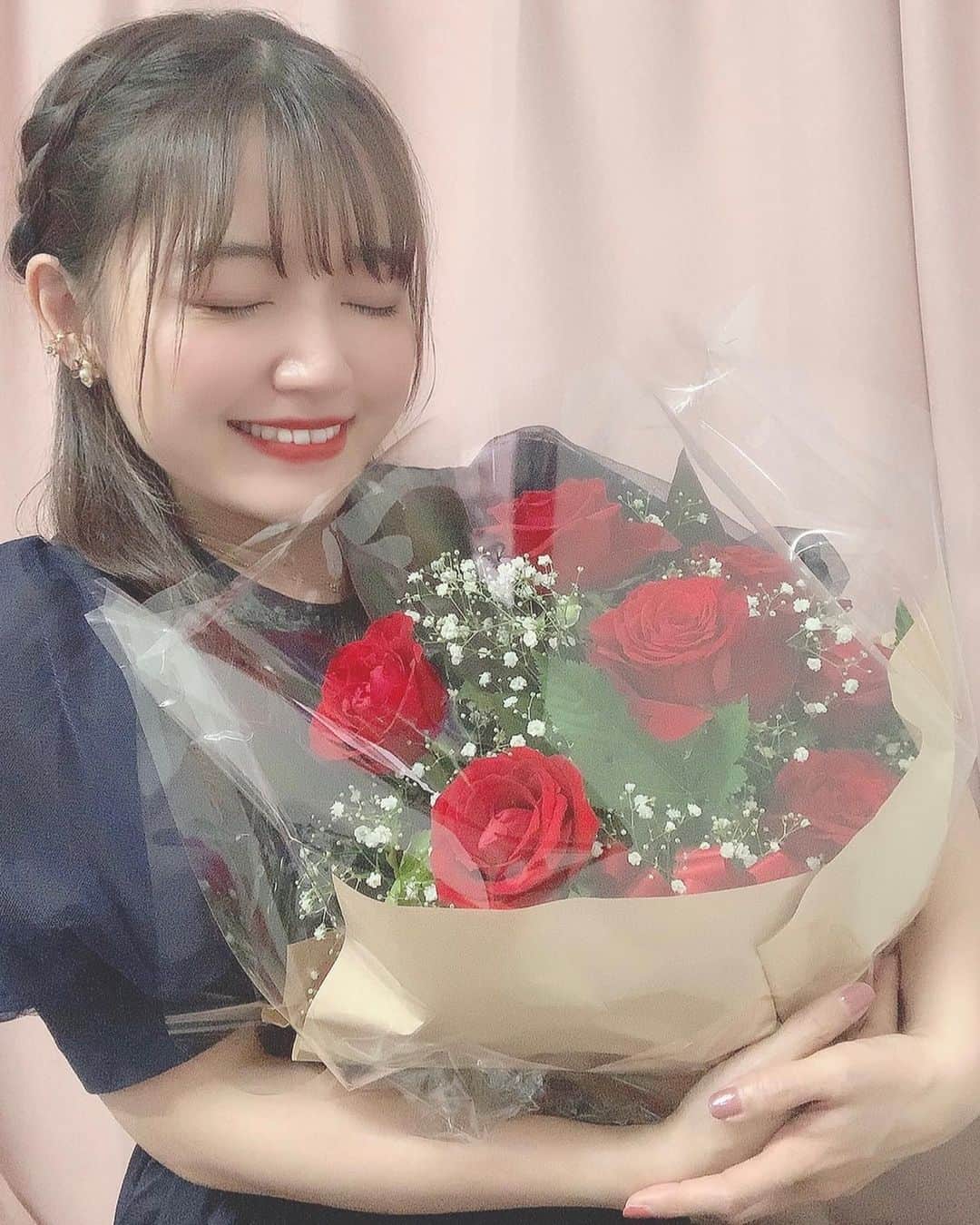 Riicoのインスタグラム：「🎂🎁🥳 ・ my birthdayもう来てしまった！1年が早すぎる！あまりにも！！ㅎㅎ 今年は薔薇の花束をもらいました🌹❤️‍🔥ありがとうㅠㅠ プレゼントには、だいすきなジョングクがアンバサダーなことから🐰だだハマりしているcalvin kleinをいただきました🤍🖤 嬉しいぃ🎁😭🫶🏻 ・ 31も幸せな歳だったけど、 32は更に幸せな歳にします！！！🪄💫 ・ 変わらずここやTwitterにいてくれてお祝いしてくれたり見守ってくれてるみんないつも本当にありがとう♡これからもまったーりマイペースに楽しく生きてゆくからねー♡ みんなの健康と幸せも祈っております♡ 良き1年を過ごす！！！🤍 ・ #happybirthday  #mybirthday  #calvinklein  #jungkook #ck」