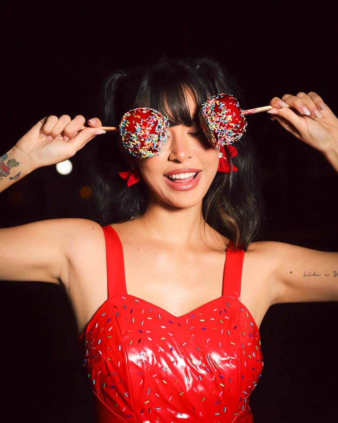 Gabriela Salesのインスタグラム：「Maçã do amor ou do ódyos? Kkkk #SãoJoão #Ricasfaca」