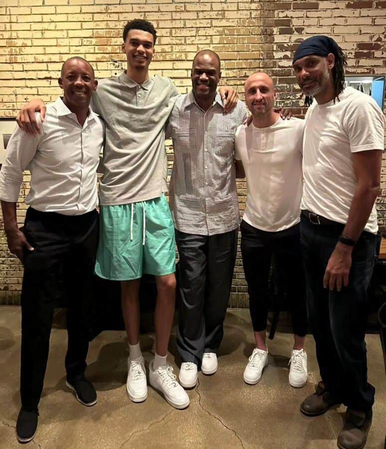 マヌ・ジノビリのインスタグラム：「I guess I'm the point guard in this squad...  Great to meet you, @wemby and always a pleasure to spend time with Sean, 50 and TD  📷@wemby 📍 San Antonio, TX.」