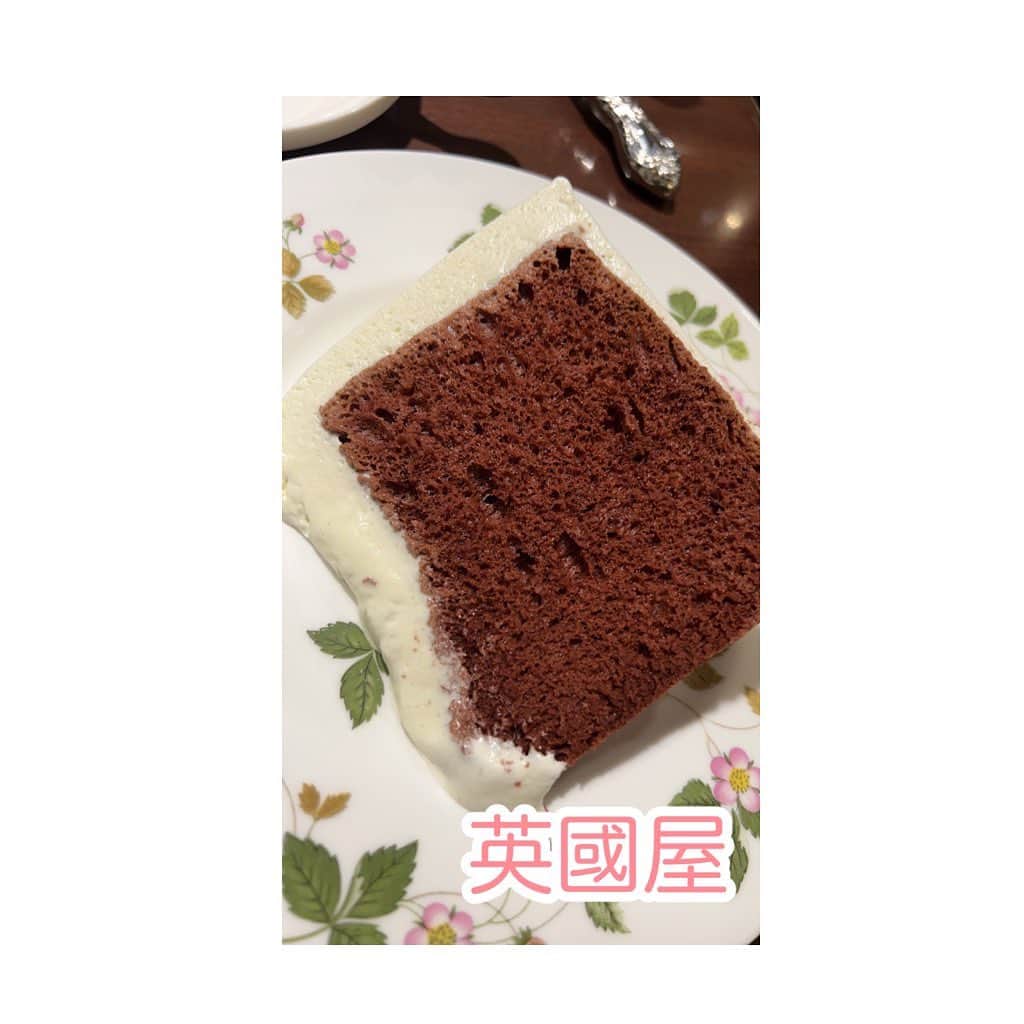 のインスタグラム：「ここの#シフォンケーキ  ホールで売って欲しい🙏 2つ目頼んだ時薄かったのが残念やった🥲  @eikokuya_official  #喫茶英國屋  #生クリーム 苦手なのに ここのは食べられる😋 誕生日にホール毎食べたい😋 どうにかできひんかなー🤔 ちなみに#ワッフル も #美味しい ょ😋 #ドリア も食べたょ😆 #🥄」