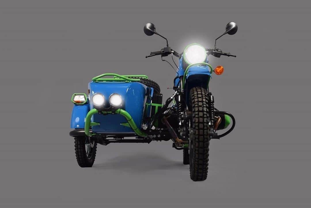 Ural Motorcyclesさんのインスタグラム写真 - (Ural MotorcyclesInstagram)「Ural Motorcyclesの新しいインスピレーションプロジェクト “The Green Tanager” (「グリーンタナガー」) 目立つレベルをフルパワーで！ このカラーリングはどうですか？」6月26日 11時41分 - ural_japan_official