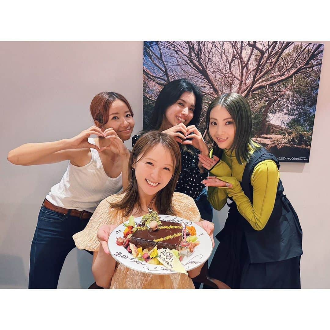 Shizukaのインスタグラム：「Last night. 昨日はやっとメンバーとそして仲良しのお友達と Amiちゃんのお誕生日を お祝いすることができました🎂 大事なメンバーの誕生日にこうして集まって お祝いできるのはお祝いする側もお祝いされる側も 本当に嬉しいんです☺️  私達も気が付けば背伸びしている感なく 大人な素敵空間でお祝い出来るようになったんだなぁと みんなで話していました。  お米と楽しめる @asterisco.tokyo さんのイタリアンは 全部美味しすぎて 身体にいい料理を 久々にお腹いっぱいになるまでいただきました🍽️  いっぱい笑って、いっぱい食べて、いっぱい話して…  とても幸せな夜でした♪  #DreamAmi #HappyBirthday #ASTERISCO #Dream #誕生日プレゼントをずっと流木と呼んでいたAmiちゃん #キーワードは #チョコチップメロンパン #ReDream #誕生日ケーキ久しぶりに食べた #このリゾットとお肉が美味しすぎた」