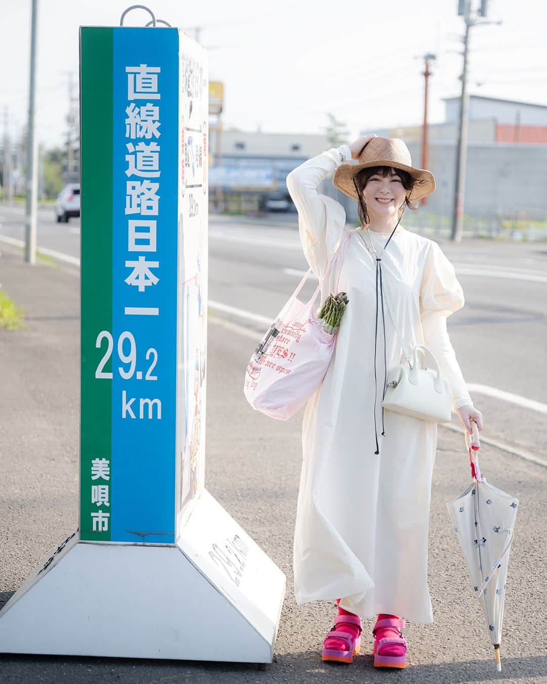 旅色さんのインスタグラム写真 - (旅色Instagram)「＼⋱ 月刊旅色7月号公開しました💐 ⋰／ 🌿・～北海道 美唄の旅物語～・🌿 かつて日本有数の炭鉱まちとして栄えた北海道中西部に位置する美唄市。今はその記憶を紡ぎながら再生を続け自然と調和する美しい空間が広がっています。  ここにしかない風景と食を求めて、 貫地谷しほりさんと緑豊かな美唄市を訪ねました😌🍃  📝2023年7月号の目次📝 ✔貫地谷しほりさん スペシャルインタビュー ✔貫地谷しほりさんと北海道の美唄市へ｜1泊2日のRefresh Trip ✔美唄の春夏秋冬と旬のグルメ【特別コラム】 ✔鈴井貴之さんインタビュー【特別インタビュー】 ✔空知の紹介と夏のイベント【特集「空知」】 ✔南空知【空知の日帰り旅 01】 ✔中空知【空知の日帰り旅 02】 ✔北空知【空知の日帰り旅 03】 ✔ヨリコのお取り寄せ日記 #10【お取り寄せマンガ「旅する食卓」】  ✔サステナブルな旅 #03【旅色LIKES】 ✔大自然に癒される一棟貸しの宿＜14選＞【おすすめ宿】 ✔シンカンセンスゴイカタイアイス（バニラ）6個入りをプレゼント！【読者プレゼント】  ◎電子雑誌は旅色Instagramトップのリンクからご覧ください💻  ▶︎▷▶︎ @tabiiro https://tabiiro.jp/book/monthly/202307  #創刊15周年 #月刊旅色 #貫地谷しほり #旅色 #北海道 #美唄市 #美唄 #空知 #北海道観光 #北海道観光スポット #北海道旅 #国内旅行 #国内観光 #女子旅 #友達旅行 #アート旅 #自然に癒される #1泊2日 #tabiiro #hokkaidotrip #japanguide #hokkaidojapan」6月26日 10時10分 - tabiiro