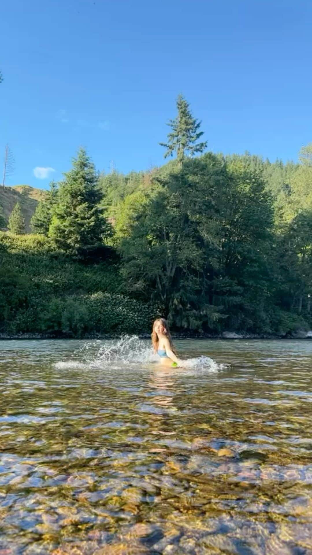 Acacia Brinleyのインスタグラム：「There’s big beautiful feelings to be felt! There’s joy to be had.」