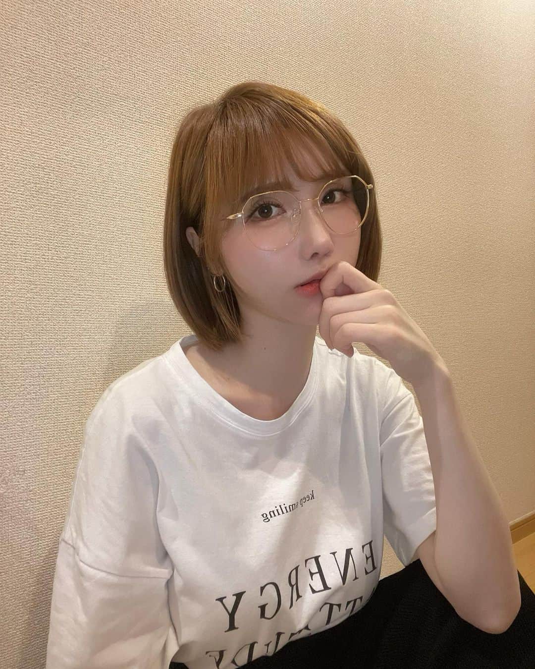 南キカのインスタグラム：「昨日はTikTok 配信遅くまでありがとうございました🫶 楽しかったなぁぁ🤍🤍  さて先日額にぷるぷる注射 してきたよ💉 小じわや凹みが目立たなくなって綺麗な卵形になった👀✨ アーカイブにデコ動画UPします✌︎  ぷるぷる注射は自分の血液をとって成長因子を注入する治療で若返りの効果が期待できるんだって✨ @pruge_okamoto 先生も優しくて面白くて 相談しやすかった🤣🤣  岡本先生、スタッフの方々 ありがとうございました！🤍 @pruge_clinic   #ぷるぷる注射 #プルージュ美容クリニック」
