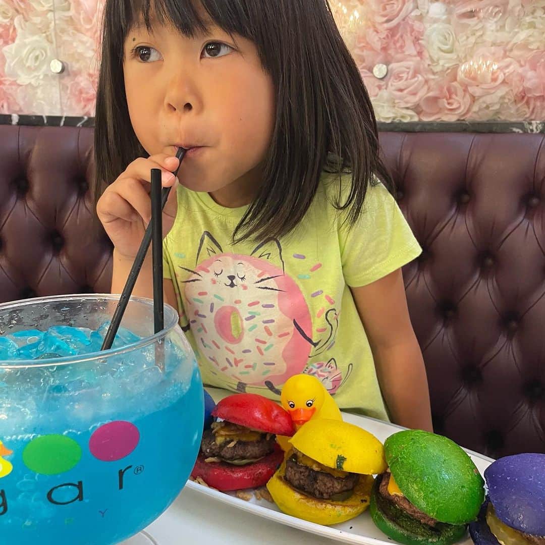 のインスタグラム：「お昼ご飯🍔🍹  ジュースはすっぺぇそうです☺️  水色のシリアル盛りはコーヒー☕️  #夏休み中の #パパママ独り占め時間 #みゆたわいかった #ぽる」