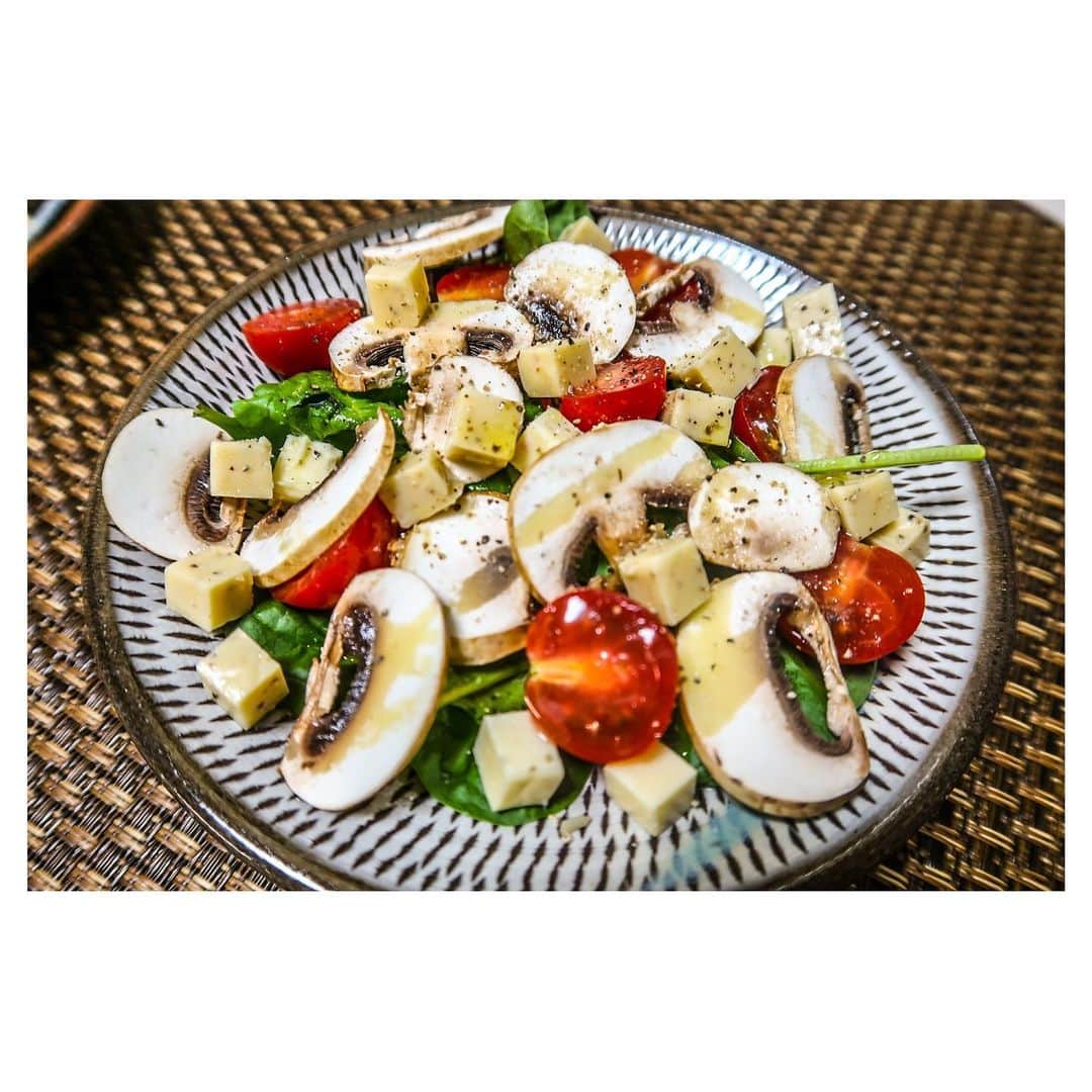 江口雅也さんのインスタグラム写真 - (江口雅也Instagram)「@farmersmarketjp での戦利品で作った、  ⚫︎ハナビラダケとエリンギのバターポン酢炒め。 ⚫︎マッシュルームのサラダ。 素材が良いのでシンプルな調理で美味。  ⚫︎パクチー炒飯 はパクチーが大量に余っていたので思いつきで。  大人になればなるほど食への関心は幸せ度が増すと、そう思っているわけであります😋  #料理男子 #自炊男子 #ファーマーズマーケット  #バグラスファーマーズ  #はなびらたけ  #きのこレシピ  #マッシュルーム #cooking  #cook #小石原焼き  #小石原焼を使おう  #とびかんな  #器のある生活  #器のある暮らし」6月26日 10時27分 - masaya0429