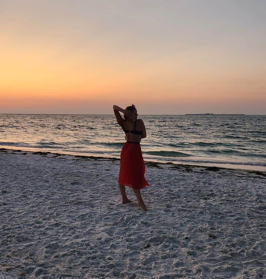 ゴーダ・ブトクテのインスタグラム：「Be young, be dope, be proud . . . . . #florida #tourlife #tour #usa #beach #sunset #ocean #summer #lanadelrey」