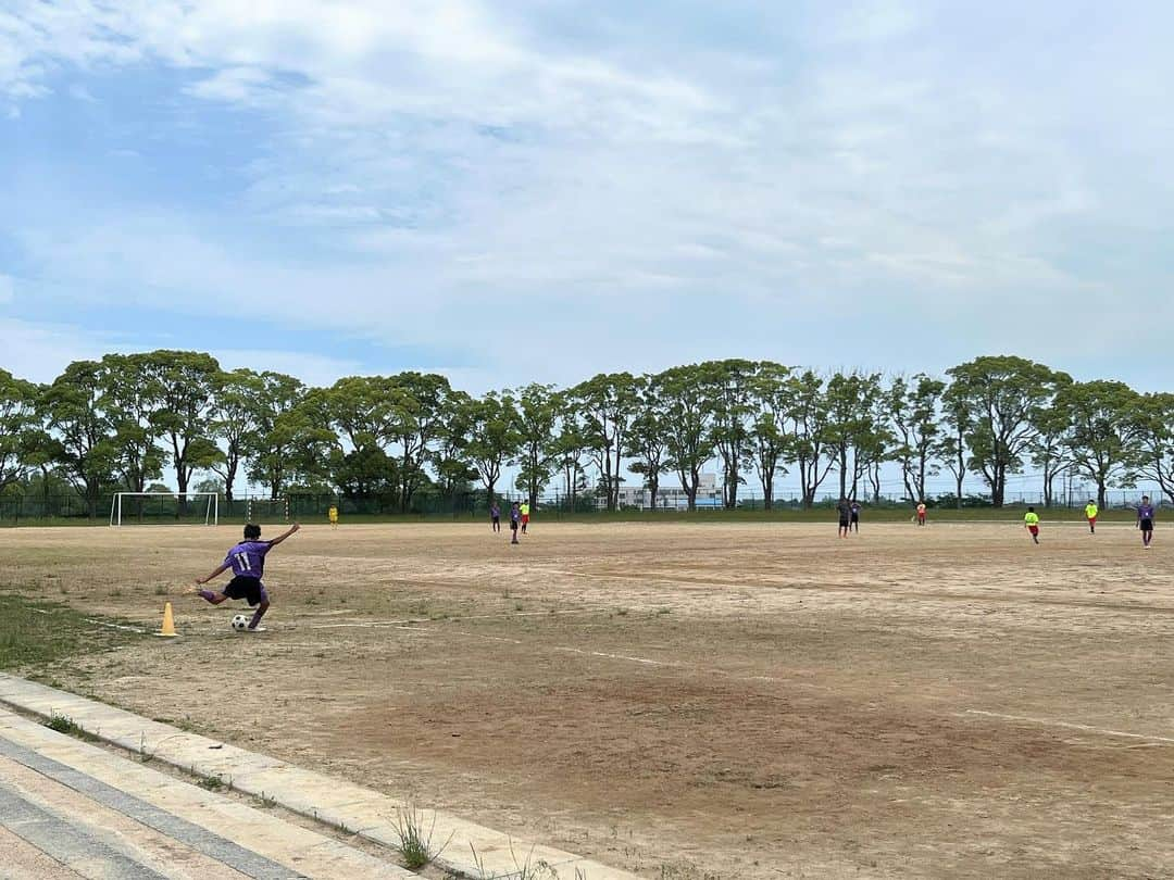 aco.さんのインスタグラム写真 - (aco.Instagram)「📷2023.6.4  気付けば引退までカウントダウン👦🏾⚽️  息子は高校に行っても サッカーを続けたいと言っているけど 行く高校によっては 今ほど活動できるか分からない  試合は見て欲しいって まだたまに言ってくる息子、 まだまだ可愛いもんだ  だからいっぱい見てあげたい 息子の話もいっぱい聞いてあげたい  けど、最近は娘のグズグズで 息子の話もかき消されがち  少し前は息子が帰ってきてからの時間は 娘が泣いてばかりで 息子にゆっくりとした気持ちでご飯を食べるっていう 当たり前の時間も作ってあげられなかった  息子も苦い顔をして 娘のことをちょっと鬱陶しいと思いながらも （そりゃそうなると思う） 「しゃーない、そう言う時期や」と 親みたいなことを言ってくれる  この間、娘が後ほんの一口で ご馳走様のところで機嫌を損ね、 泣き出して食べきれなかった日 （じゃあもういいよ、って言っても何十分も泣いてた😇）  息子が 「僕やったらこのやり取りが嫌やから 　さっさとかき込んで食べてまいよったけどな」って  わかるわかる、かーさんもそっち派 そしてそう、息子は頑張り屋さんだった  どちらかと言えばメンタル弱めで 人の後をついていくタイプだったけど いつも諭したら何とかやる子だったし 頑張ったらいっぱい褒めた . . 「だけど頑張って食べた後に 『よう頑張ったな！』って褒められるのが 　めちゃくちゃ嫌やった 　だって、従う気持ちになってそうした訳ちゃうから 　めっちゃ腹立ちよったわー」と👦🏾  え…？？そうやったん…！？！？  腹の中、めちゃくちゃ怖いやん😇 衝撃の事実…笑  すごく素直で 本当に親を困らせたことがない息子です  駄々をこねられたことはほとんどないし よく泣く子でヤキモキする事は多かったけど 保育所でバイバイの時に泣いても 行くのが嫌だと言ったことは一度もなかった  私には親としてのキャパがないから （息子の小さい頃は仕事と家事で本当に死に物狂いでした） 神様がとても育てやすい子を授けてくれたのかもと 思っていた程でした （だから今、2人目で試練を与えられてると思ってる笑）  息子は優しいから親にも友達にも 自分の気持ちを抑えてしまうところもあって だから心配することもあったけど  だけど、めちゃくちゃ 芯ではそんなこと思ってたん😇  まぁそれが言えるようになったからいいのかな… 分からないけど笑  本当に子育てって正解がわからない😂  でも昔からたくさん話はしてくれて 最近も友達とのことで思うこととか話を聞いて、 そりゃもう親がどうこうできる話じゃなかったけど なんかあった時に吐き出せる相手でいたいなぁと思う  娘は小さい頃から思い切り全てを出せて まぁ本当に子供らしい  息子も昔のメンタル弱めさんは どこに行ったんだろうと思うほど 最近は図太いところも出てきました笑  昔腹の中で思ってたことを 外に出し始めた感じかな😂  息子と娘、2人は全然違うけど 2人ともとても芯の強い子ではある気がします笑 . . . . . #aco子育て記録 . #サッカー部 #サッカー少年 #サカママ #季節を楽しむ暮らし #こどものいる暮らし #こどもと暮らす #子育てを楽しむ #こどものいる暮らし #こどもと暮らす #子育てを楽しむ  #11歳差子育て #中3男子 #14歳 #年の差兄妹 #年の差育児  #暮らしを楽しむ家づくり #暮らしの記録 #日常の記録 #日常を楽しむ #日常を楽しく .」6月26日 10時42分 - aco.chaaaaan