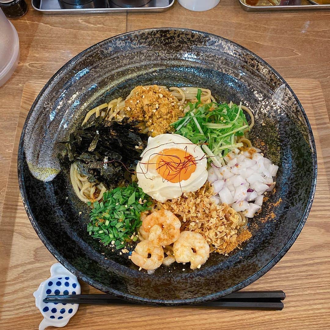 のインスタグラム：「. 4月に行ったさるたひこ🍜 「カレーまぜそば フロマージュと海老を添えて」 . まぜそばは普段あんまり食べないんだけど、 さるたひこの限定は絶対食べたいのと、 前日お客様とカレーの話題が出たので タイムリーなこちらを選んでみました😋 . カレーのスパイシーな味とフロマージュチーズが太麺と絡んで最高のおいしさでした🥹 卵黄もボリューム優勝👏 いろんなトッピングが全部おいしいし、ほんとさるたひこしか勝たん🏆 . #みこ麺活」