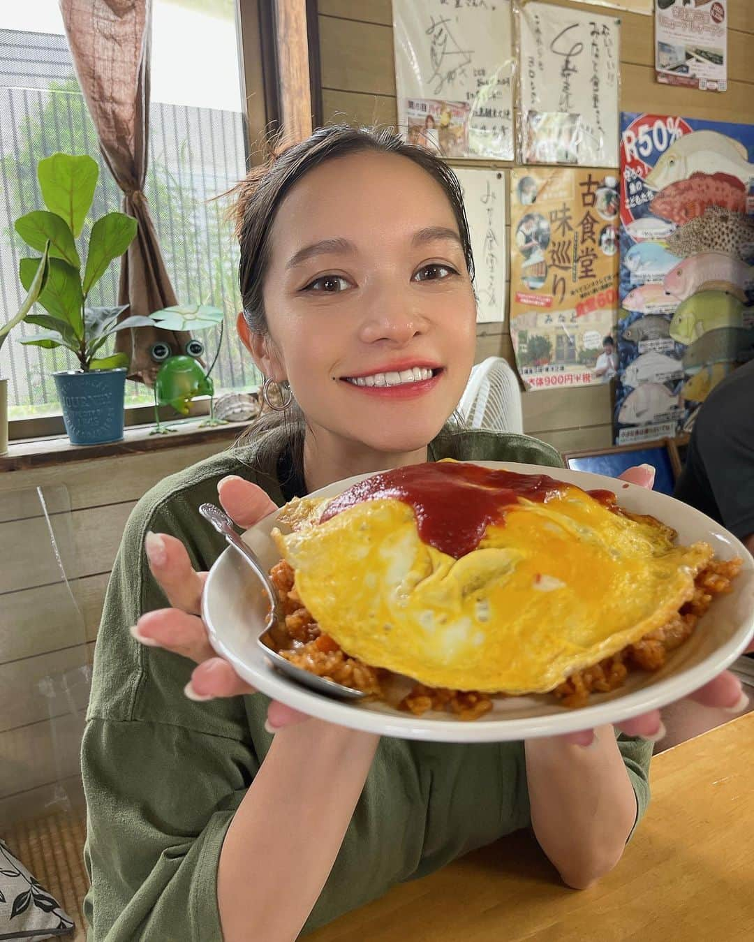 大森美知のインスタグラム：「沖縄のオムライスのお肉スパムなの😍 今までのオムライスで1番すきかも🫰🏻  ディレクションしてるブランド撮影が終わった後 メンバー達とお昼へ  本部港 目の前のオススメ 『 #みなと食堂 』定食屋さん！！  このご時世で基本全部1コインくらい❤️‍🔥 にボリュームすごくて、常に満席。 昼にはほぼ売り切れてた🔥 本部に行った際は是非  #おみちぐるめ　 #沖縄グルメ #和食#洋食 #沖縄定食　 #グルメ　 #okinawa  Photo by あべし」