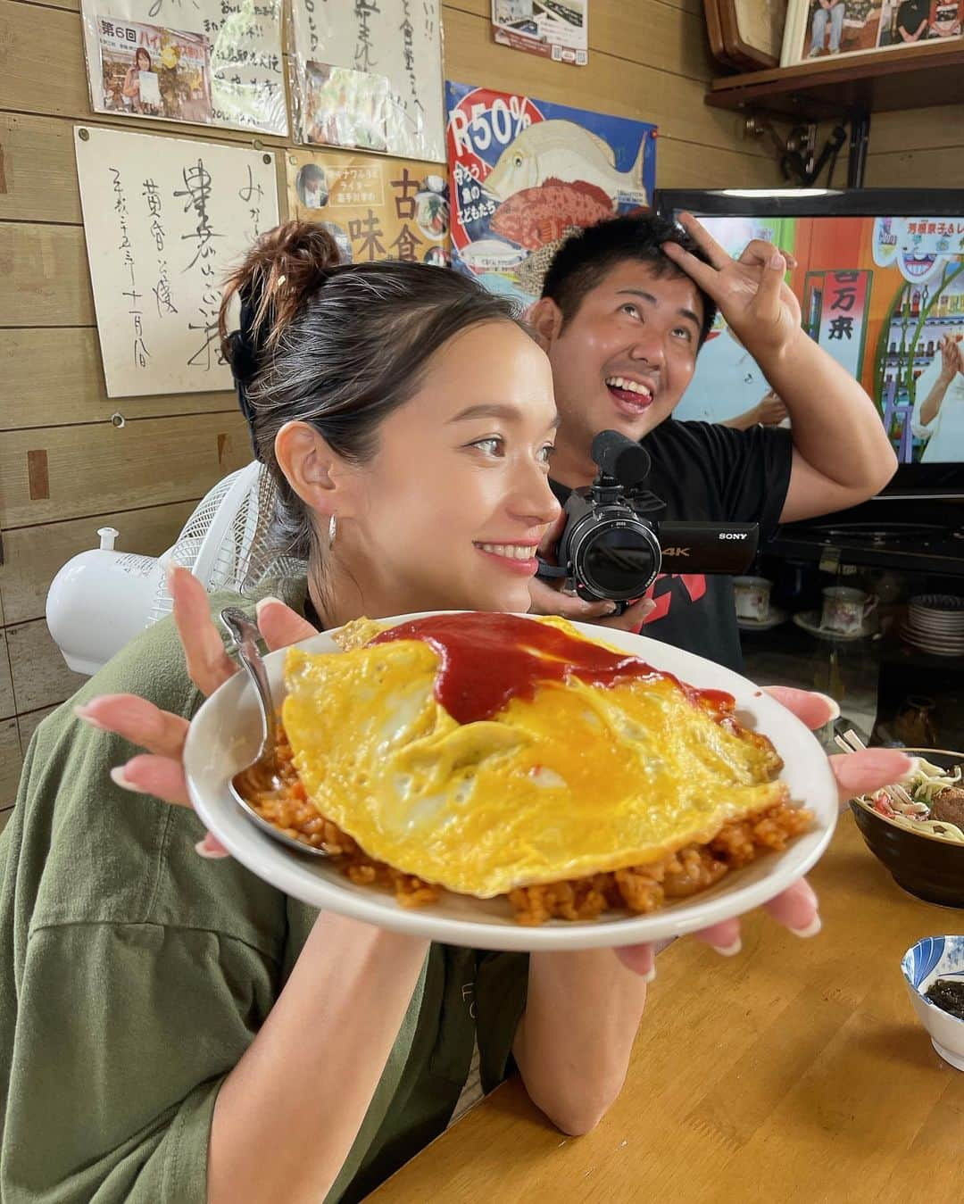 大森美知さんのインスタグラム写真 - (大森美知Instagram)「沖縄のオムライスのお肉スパムなの😍 今までのオムライスで1番すきかも🫰🏻  ディレクションしてるブランド撮影が終わった後 メンバー達とお昼へ  本部港 目の前のオススメ 『 #みなと食堂 』定食屋さん！！  このご時世で基本全部1コインくらい❤️‍🔥 にボリュームすごくて、常に満席。 昼にはほぼ売り切れてた🔥 本部に行った際は是非  #おみちぐるめ　 #沖縄グルメ #和食#洋食 #沖縄定食　 #グルメ　 #okinawa  Photo by あべし」6月26日 10時44分 - michi_oomori_official