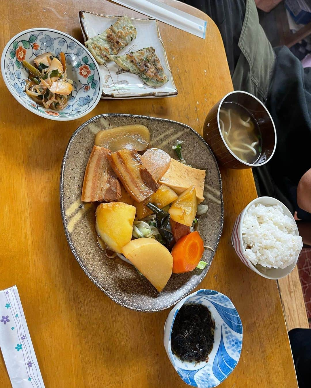 大森美知さんのインスタグラム写真 - (大森美知Instagram)「沖縄のオムライスのお肉スパムなの😍 今までのオムライスで1番すきかも🫰🏻  ディレクションしてるブランド撮影が終わった後 メンバー達とお昼へ  本部港 目の前のオススメ 『 #みなと食堂 』定食屋さん！！  このご時世で基本全部1コインくらい❤️‍🔥 にボリュームすごくて、常に満席。 昼にはほぼ売り切れてた🔥 本部に行った際は是非  #おみちぐるめ　 #沖縄グルメ #和食#洋食 #沖縄定食　 #グルメ　 #okinawa  Photo by あべし」6月26日 10時44分 - michi_oomori_official