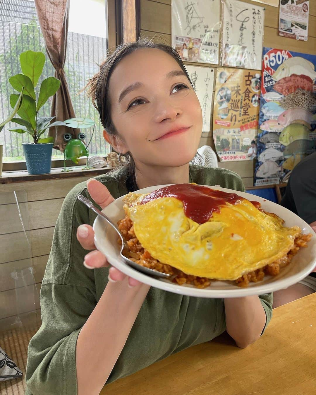 大森美知さんのインスタグラム写真 - (大森美知Instagram)「沖縄のオムライスのお肉スパムなの😍 今までのオムライスで1番すきかも🫰🏻  ディレクションしてるブランド撮影が終わった後 メンバー達とお昼へ  本部港 目の前のオススメ 『 #みなと食堂 』定食屋さん！！  このご時世で基本全部1コインくらい❤️‍🔥 にボリュームすごくて、常に満席。 昼にはほぼ売り切れてた🔥 本部に行った際は是非  #おみちぐるめ　 #沖縄グルメ #和食#洋食 #沖縄定食　 #グルメ　 #okinawa  Photo by あべし」6月26日 10時44分 - michi_oomori_official