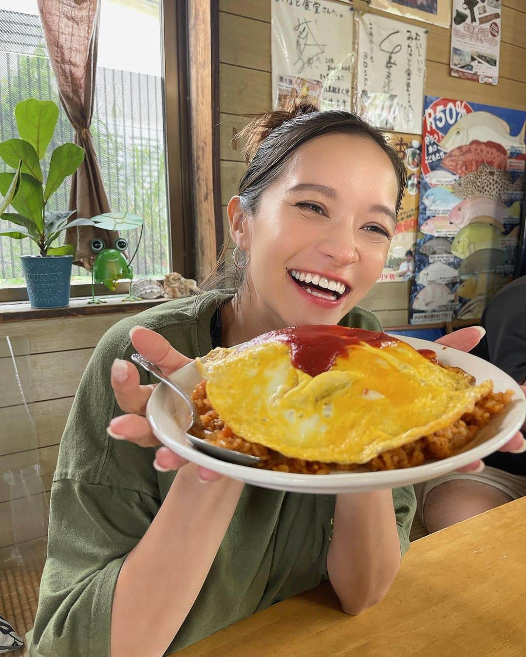 大森美知さんのインスタグラム写真 - (大森美知Instagram)「沖縄のオムライスのお肉スパムなの😍 今までのオムライスで1番すきかも🫰🏻  ディレクションしてるブランド撮影が終わった後 メンバー達とお昼へ  本部港 目の前のオススメ 『 #みなと食堂 』定食屋さん！！  このご時世で基本全部1コインくらい❤️‍🔥 にボリュームすごくて、常に満席。 昼にはほぼ売り切れてた🔥 本部に行った際は是非  #おみちぐるめ　 #沖縄グルメ #和食#洋食 #沖縄定食　 #グルメ　 #okinawa  Photo by あべし」6月26日 10時44分 - michi_oomori_official