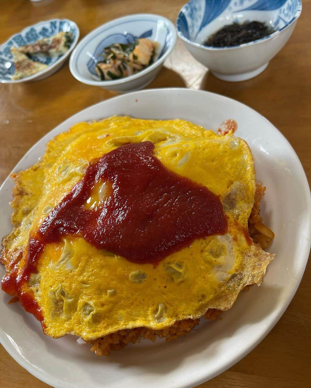 大森美知さんのインスタグラム写真 - (大森美知Instagram)「沖縄のオムライスのお肉スパムなの😍 今までのオムライスで1番すきかも🫰🏻  ディレクションしてるブランド撮影が終わった後 メンバー達とお昼へ  本部港 目の前のオススメ 『 #みなと食堂 』定食屋さん！！  このご時世で基本全部1コインくらい❤️‍🔥 にボリュームすごくて、常に満席。 昼にはほぼ売り切れてた🔥 本部に行った際は是非  #おみちぐるめ　 #沖縄グルメ #和食#洋食 #沖縄定食　 #グルメ　 #okinawa  Photo by あべし」6月26日 10時44分 - michi_oomori_official