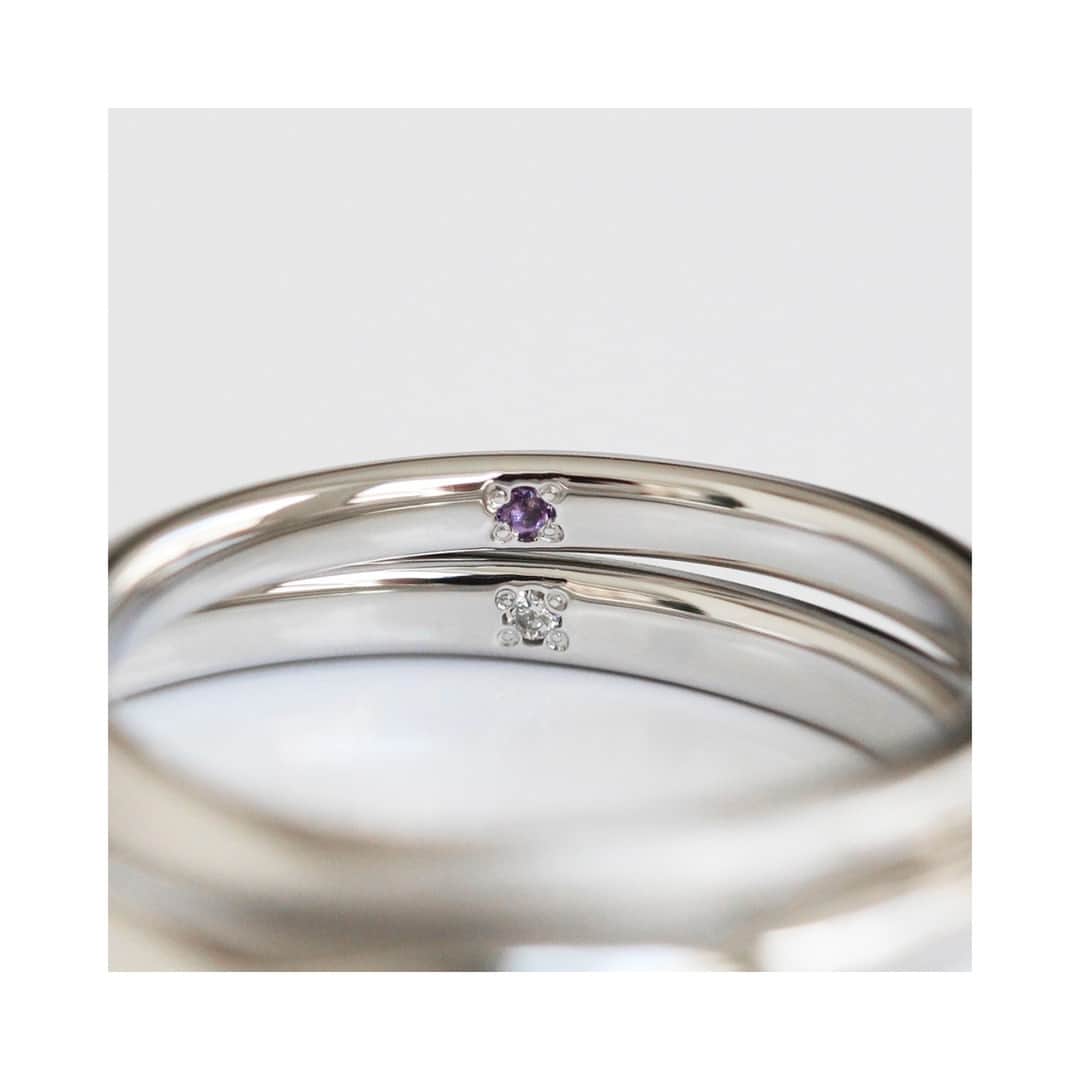 ith / イズ オーダメイド結婚指輪さんのインスタグラム写真 - (ith / イズ オーダメイド結婚指輪Instagram)「お互いのお誕生石を、 手のひらの内側へ忍ばせて。  2月生まれで男性の誕生石は 紫色のアメジスト。  女性は4月生まれなので、 強くきらめくダイヤモンド。  女性の指輪にはアメシスト、 男性の指輪にはダイヤモンドを 留めることで、 離れていてもお互いを近くに感じられる 結婚指輪をお仕立てしました。  ▽ 指輪について 結婚指輪(男性)：マルカート Pt950：114,000円〜  結婚指輪(女性)：マルカート Pt950：139,000円〜  お問い合わせコード：19829  *********************************** ⧉ ith 公式WEB  @ith_marriage アカウントTOPへ 　 ☞ プロフィールURLをタップ  ⧉ 公式ハッシュタグ   ☞ #イズマリッジ   ⧉ 暮らしに寄り添うジュエリー  ith online store ☞  @ith_jewelry   ***********************************  #結婚指輪 #マリッジリング  #内石 #誕生石 #アメジスト #カスタマイズ #オーダーメイド #オーダーメイドリング #手仕事 #結婚指輪オーダー #アトリエ #ゴールドリング  #ダイヤモンド #結婚指輪探し #結婚指輪選び #指輪選び #指輪探し #結婚準備 #婚約 #プロポーズ #プレ花嫁  #花嫁準備 #2023秋婚 #2023冬婚  #2024春婚 #2024夏婚 #職人 #新宿 #プラチナ」6月26日 10時45分 - ith_marriage