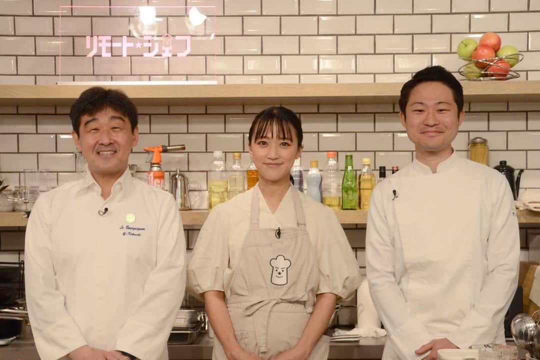 竹内由恵のインスタグラム：「BSフジ「リモートシェフ」 6月26日27日（月、火）18:00-18:30 に出演させていただいていまーす！！ 一枚目はシェフのお二人、 菊地美升さん（ル・ブルギニオン） 弓削啓太さん（SALONE 2007）と。  二枚目は内田嶺衣奈アナウンサーと。いつも夜、癒されていました😚  三枚目は審査員の皆さん、宮川俊二さん、狐野扶実子さん、小宮山雄飛さんを含めた集合写真です🎵  テレビで自分の料理の腕を披露することはなかなかないので緊張しましたが、本番が始まってみると、ただただ楽しい収録でした。 番組で教わったレシピも後日家で作ったのでまたアップします😝  ぜひご覧下さい！TVerでも配信されていますよ！  #ヨシエのコクチ#リモートシェフ #料理」