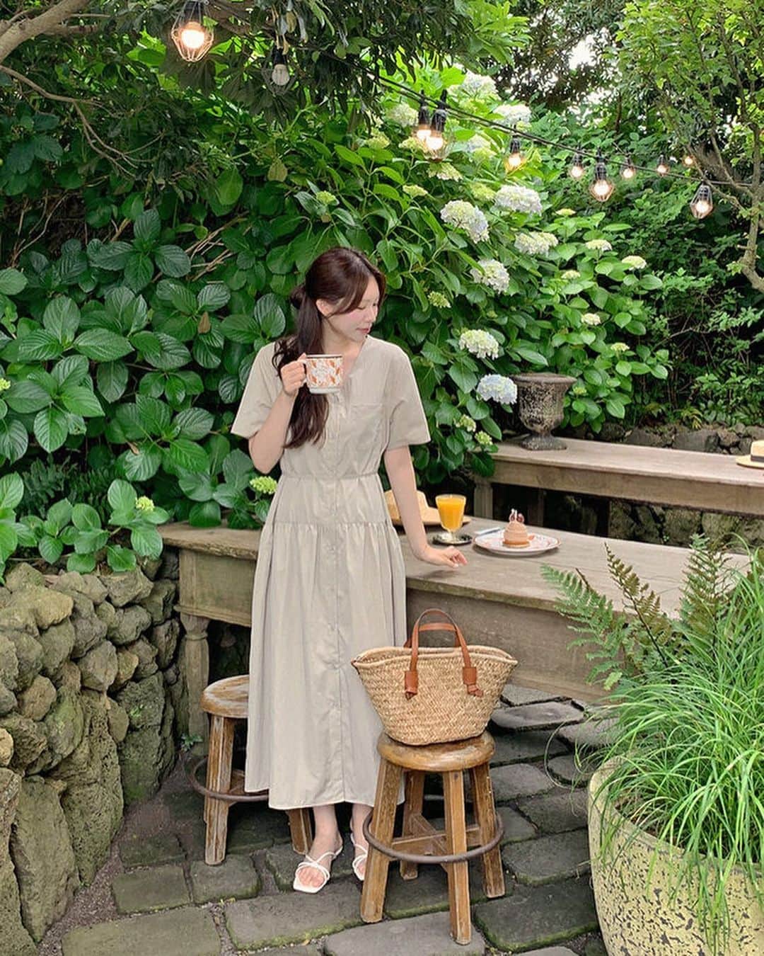 HOTPING公式アカウントさんのインスタグラム写真 - (HOTPING公式アカウントInstagram)「シャカシャカしたナイロン生地が今っぽいロングワンピース🤎 ☑Vネックギャザーナイロンミックスワンピース  薄手のナイロン生地でさらっと快適～！梅雨シーズンにもピッタリ☔  バストポケットとウエストのシャーリングラインでポイントをプラスしました！  セットのストラップで多様なスタイリングが楽しめる1着👗  今なら新作20％OFF～❣ぜひチェックしてください🤗  #ワンピース #ワンピースコーデ #デートコーデ #梅雨コーデ #夏コーデ #夏服 #こなれ感 #大人カジュアルコーデ #レイヤードコーデ #レイヤード #重ね着 #韓国コーデ #韓国ファッション #プチプラコーデ #プチプラファッション #体型カバー #カジュアルコーデ #大人女子 #新作 #fashion #ootd #code #outfit #style #dailylook #いいね」6月26日 10時45分 - hotping_japan