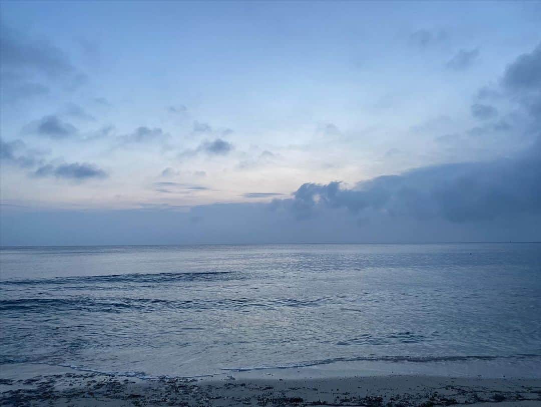 青山有紀さんのインスタグラム写真 - (青山有紀Instagram)「夏至の朝の海」6月26日 10時46分 - yukiaoya