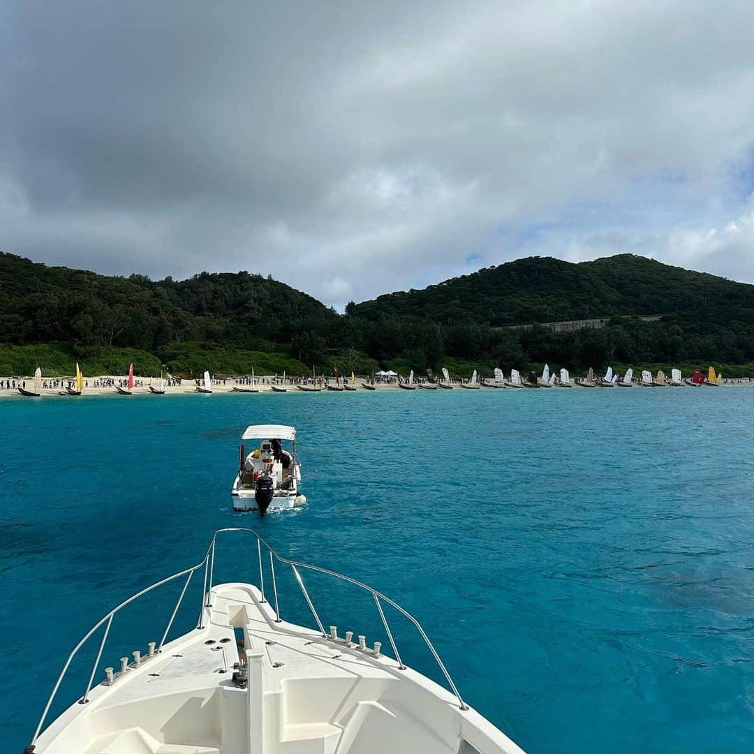 田中律子さんのインスタグラム写真 - (田中律子Instagram)「第24回サバニ帆漕レース大会⛵️  座間味島から那覇港沖まで約35.8kmをサバニで帆走します⛵️29艇が出場したけど、制限時間内にゴール出来たのは5艇🖐️向かい風7mの荒れた海は、ホントに大変でしたー‼️我ら、ざまみ丸は、必死でみんな息を合わせて漕いで漕いで、約6時間半🙌制限時間内にゴーーール👏🏼👏🏼👏🏼2位でしたーーー👏🏼👏🏼👏🏼優勝は逃したものの、ホントーーーに素晴らしかったです🤩ゆきぼー船長、そーへーキャプテン、選手のみんな、お疲れ様でしたー👏🏼👏🏼👏🏼 感動をありがとーーーー👏🏼👏🏼👏🏼  #okinawa  #okinawalife  #beachlife  #座間味島  #座間味島観光大使  #第24回サバニ帆漕レース大会  #ざまみ丸  #2位」6月26日 10時46分 - ri2kotanaka