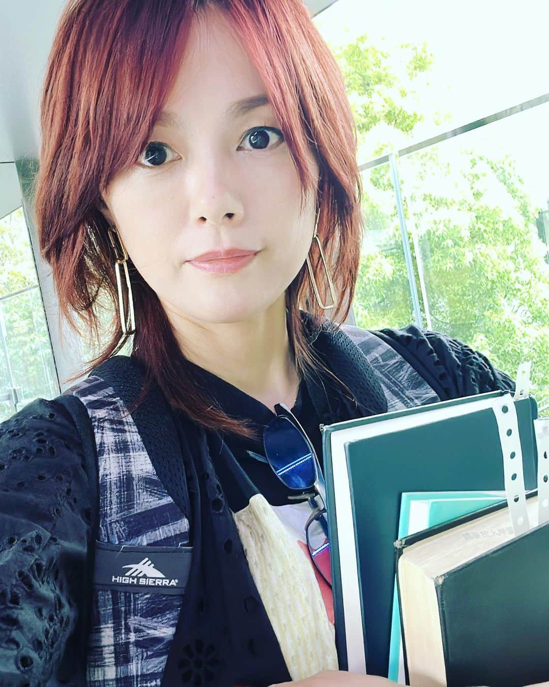 のインスタグラム：「チャッピーへの沢山のコメントありがとうございました😌🐈‍⬛  さて、月曜日。 大学の期末の準備に追われてます。ツアーも今週から始まるし、やっていけるのだろうか😅助けてドラえもん！！  #またやってきた #期末」