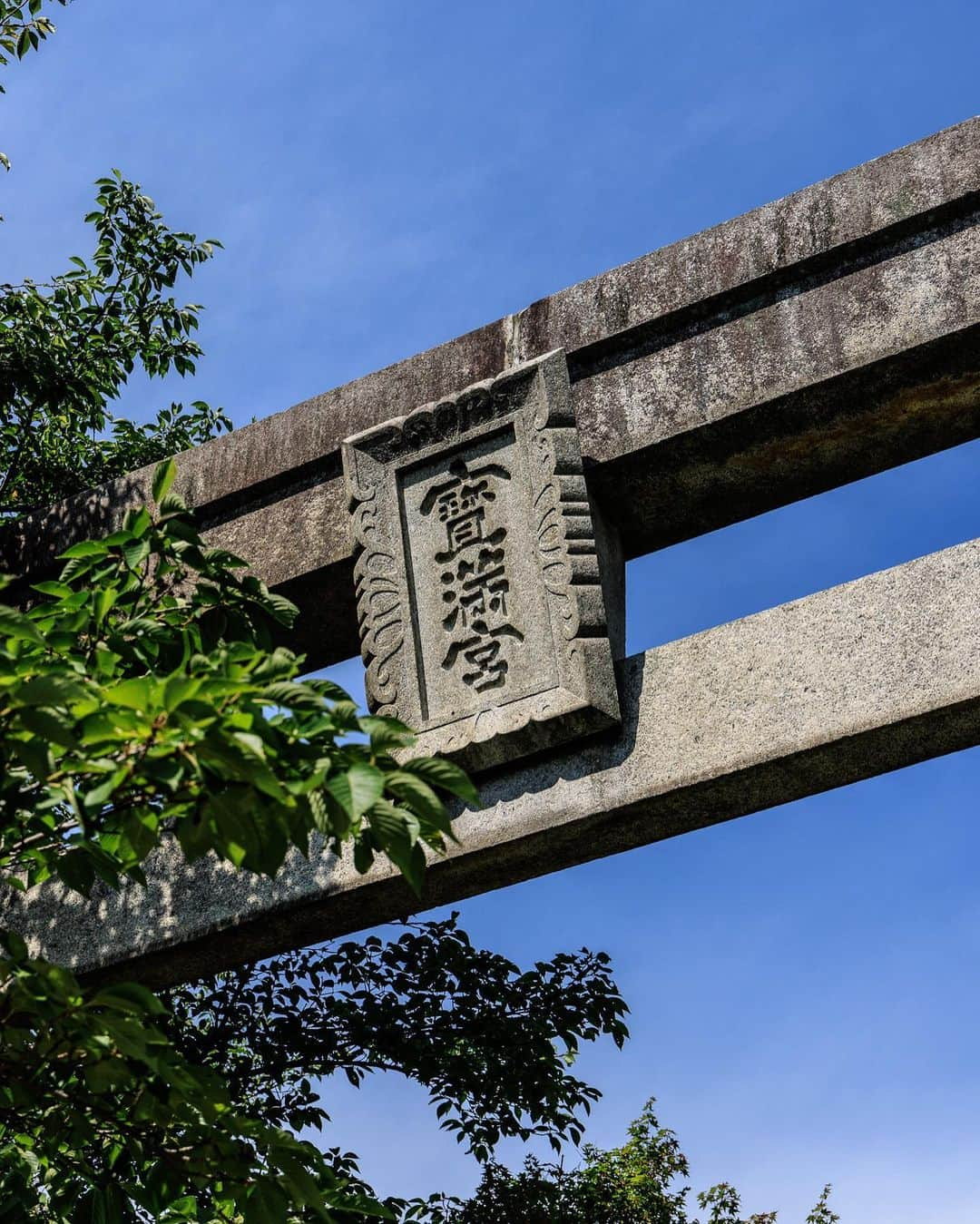 SHOCK EYEさんのインスタグラム写真 - (SHOCK EYEInstagram)「福岡県にある竈門神社は、 背後にそびえる宝満山を信仰とする由緒ある神社。 太宰府の鬼門に立ち、古来から鬼門封じとしてこの地を守ってきた存在。 ご利益である縁結び、方除け、厄除けを求めて、沢山の参拝者が訪れているよ。  近年はその名前から鬼滅の刃好きの聖地にもなっている場所でもある。  とにかく清々しく本当気持ちの良い神社さん✨ 境内は清流や池、美しい緑に囲まれていて穏やかなひとときを提供してくれる。  鳥居を潜った瞬間から両脇の背の低い木々のトンネルのような参道、緑の葉に埋もれたような二つ目の鳥居がなんとも良くてさ＾＾  僕が訪れた時には境内の至る所に奉納された紫陽花飾りがあって、彩りを添えていたよ。 デザインがオシャレな授与所もいい感じ。  春は桜、秋は紅葉と、四季折々の姿が見れるそうだから、是非訪れてみてね。 オススメだよ＾＾  #竈門神社 #宝満宮 #宝満宮竈門神社 #鬼滅の刃 #神社」6月26日 10時53分 - shockeye_official