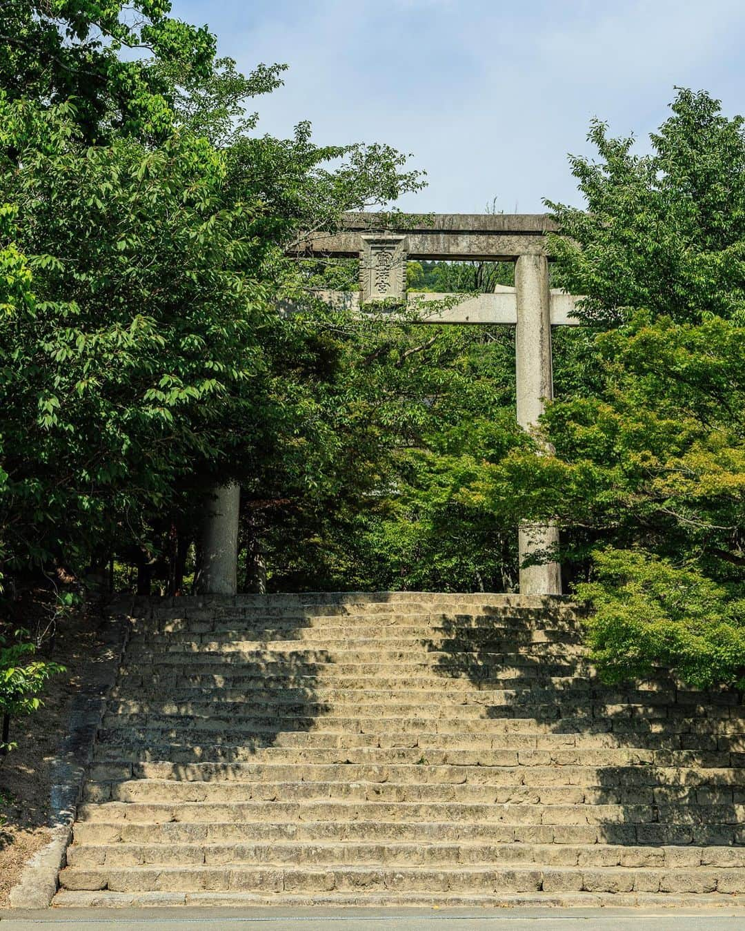 SHOCK EYEさんのインスタグラム写真 - (SHOCK EYEInstagram)「福岡県にある竈門神社は、 背後にそびえる宝満山を信仰とする由緒ある神社。 太宰府の鬼門に立ち、古来から鬼門封じとしてこの地を守ってきた存在。 ご利益である縁結び、方除け、厄除けを求めて、沢山の参拝者が訪れているよ。  近年はその名前から鬼滅の刃好きの聖地にもなっている場所でもある。  とにかく清々しく本当気持ちの良い神社さん✨ 境内は清流や池、美しい緑に囲まれていて穏やかなひとときを提供してくれる。  鳥居を潜った瞬間から両脇の背の低い木々のトンネルのような参道、緑の葉に埋もれたような二つ目の鳥居がなんとも良くてさ＾＾  僕が訪れた時には境内の至る所に奉納された紫陽花飾りがあって、彩りを添えていたよ。 デザインがオシャレな授与所もいい感じ。  春は桜、秋は紅葉と、四季折々の姿が見れるそうだから、是非訪れてみてね。 オススメだよ＾＾  #竈門神社 #宝満宮 #宝満宮竈門神社 #鬼滅の刃 #神社」6月26日 10時53分 - shockeye_official